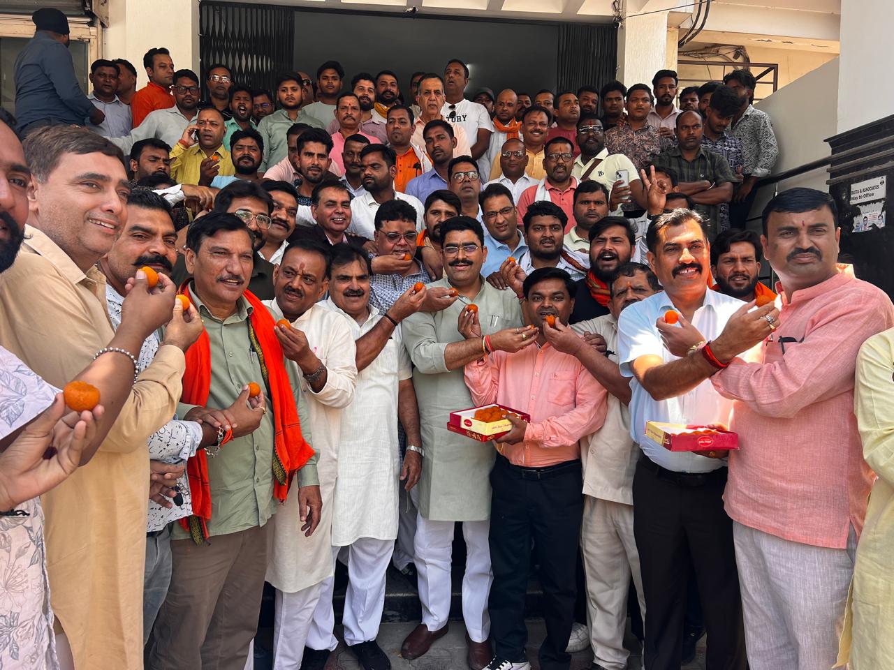 तीसरी बार मोदी सरकार बनने पर आज विधायक शिव अरोरा के कार्यालय पर भाजपाइयो ने मिष्ठान वितरण कर किया ख़ुशी का इजहार, प्रधानमंत्री नरेंद्र मोदी का तीसरा कार्यकाल होगा ऐतिहासिक निर्णयों वाला