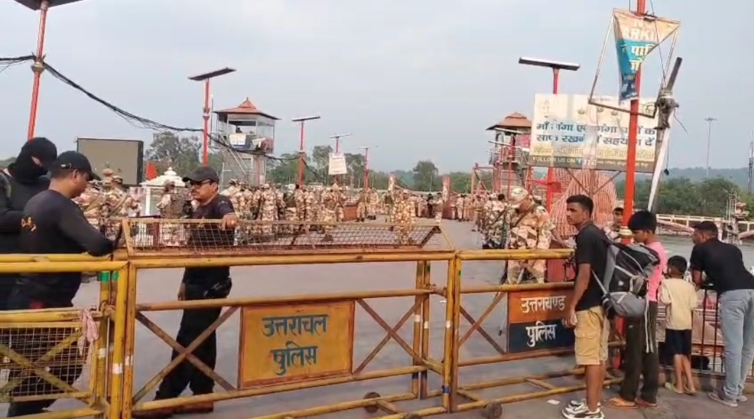 भारत-पाक तनाव और चारधाम यात्रा के बीच हर की पौड़ी पर फ्लैग मार्च।