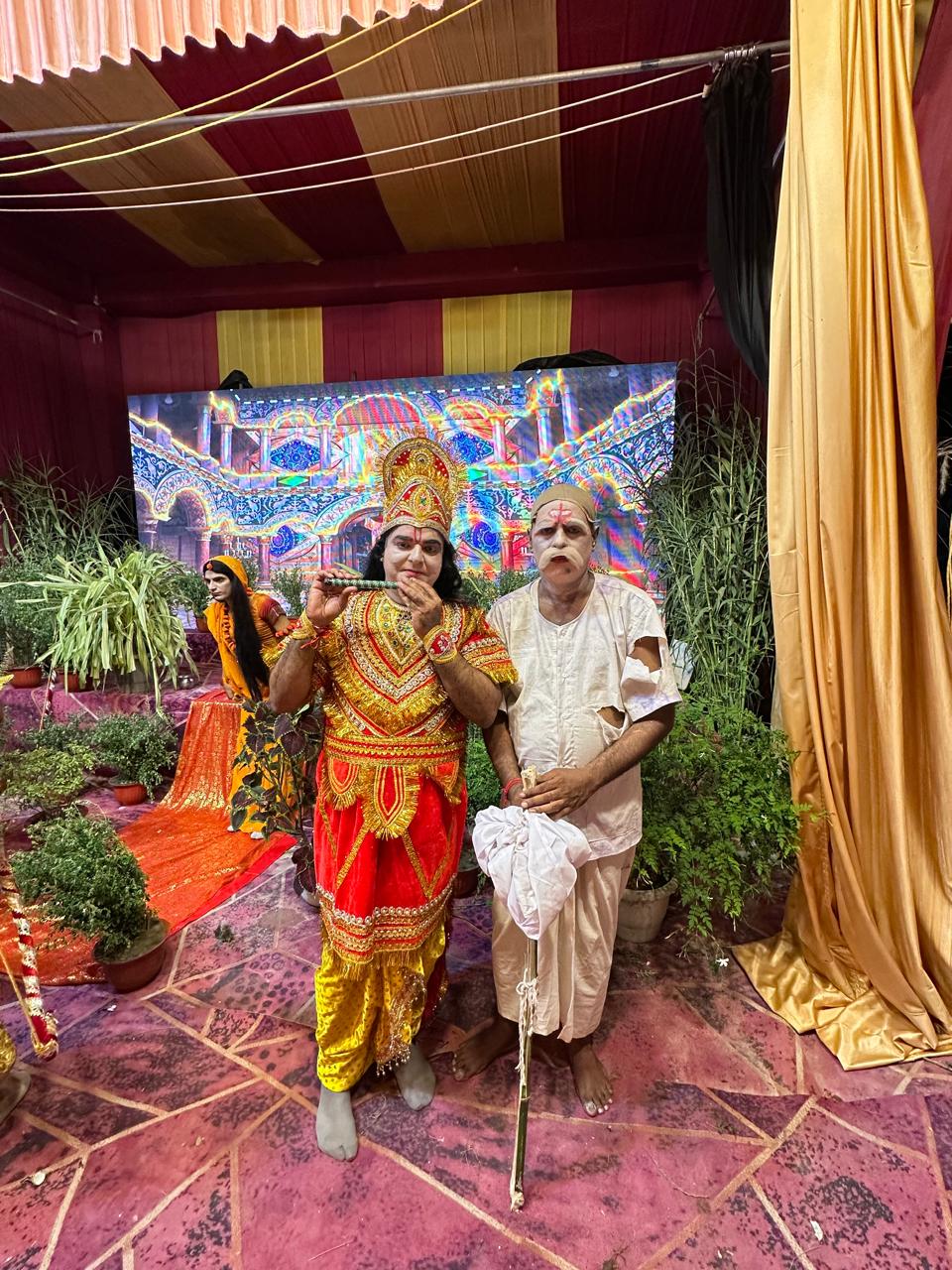 श्री रामलीला कमेटी महेशपुर में हुआ श्रीकृष्ण-सुदामा मिलन, दर्शकों की आंखें हुईं नम