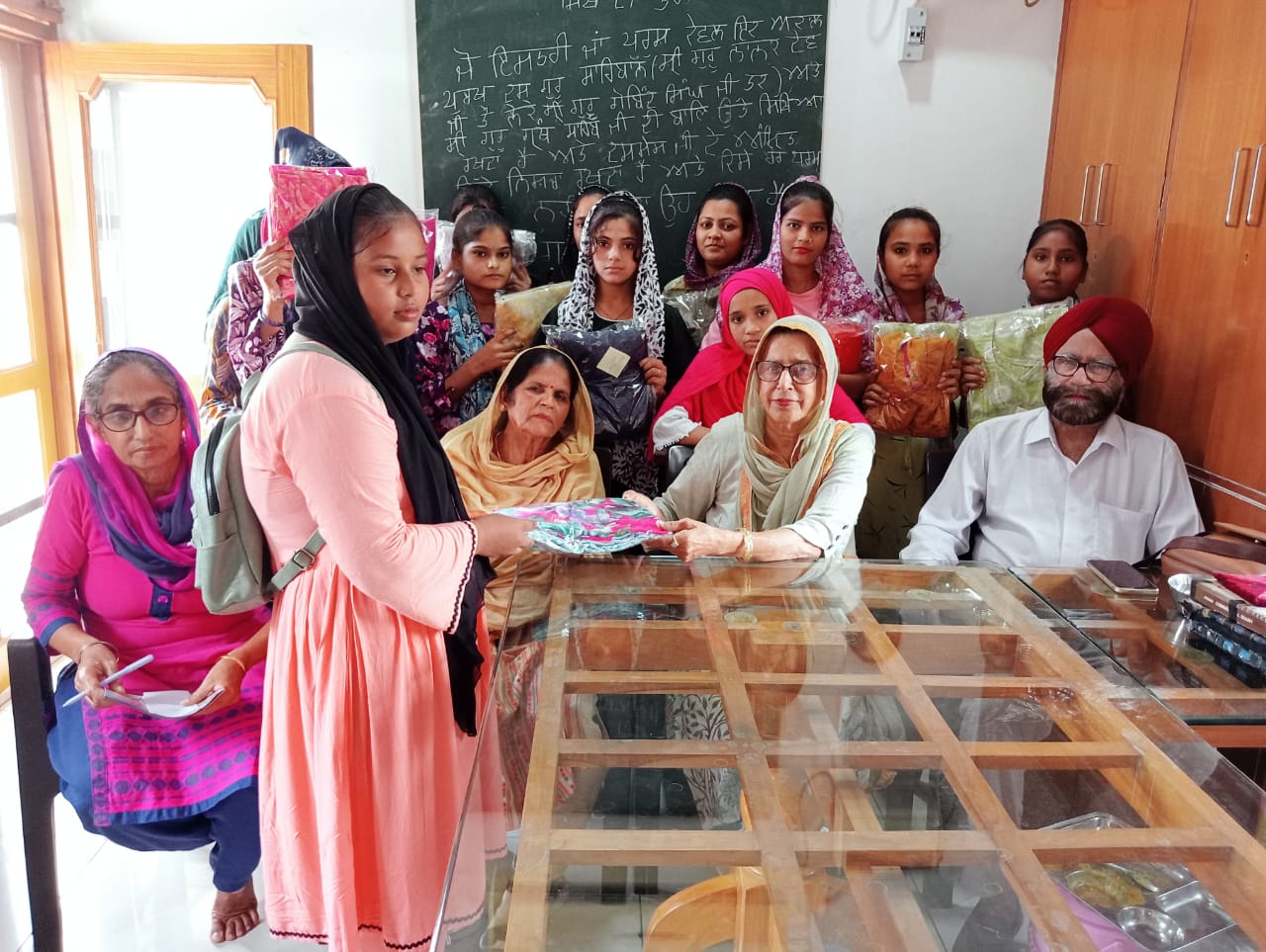 सिलाई प्रशिक्षण में दक्ष बालिकाओं को मिला सम्मान