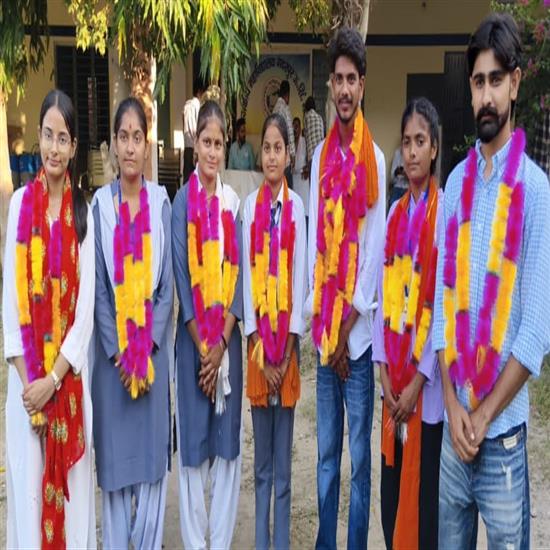 राजकीय महाविद्यालय की सौम्या वर्मा बनी अध्यक्षगदरपुर। राजकीय महाविद्यालय गदरपुर ने शनिवार को इतिहास रच दिया। 2021 में स्थापित हुए इस कॉलेज में पहली बार छात्रसंघ चुनाव में माहौल ऐसा था जैसे किसी बड़े त्यौहार का आयोजन हो। कॉलेज का हर कोना पोस्टरों,नारों और तालियों की गूंज से सराबोर रहा।छात्राओं की दावेदारी में अध्यक्ष पद पर सौम्या वर्मा ने जबरदस्त जीत दर्ज कर सबको चौंका दिया। उन्होंने अपनी प्रतिद्वंद्वी साजिया को 24 मतों के अंतर से पछाड़ते हुए जीत का सेहरा अपने सिर बांधा। मतगणना पूरी होने पर सौम्या को 145 वोट मिले,वहीं साजिया 121 पर सिमट गईं। जीत का ऐलान होते ही सौम्या के समर्थकों ने ढोल-नगाड़ों और आतिशबाजी के साथ जबरदस्त जश्न मनाया।संयुक्त सचिव पद पर मोहित का जलवा देखने लायक रहा। उन्होंने 144 वोट पाते हुए शोएब (112 वोट) को 32 मतों से शिकस्त दी। दूसरी ओर सचिव पद की जंग में सजना ने 143 मतों के साथ बाज़ी मार ली और अपनी प्रतिद्वंद्वी फिजा (110 मत) को 33 वोटों से परास्त किया।उपाध्यक्ष पद पर पूजा,छात्रा उपाध्यक्ष पर कुमारी कंचन, कोषाध्यक्ष मोहम्मद फहद और विश्वविद्यालय प्रतिनिधि काजल पहले ही निर्विरोध निर्वाचित हो चुके थे। बाकी सीटों पर जमकर राजनीतिक पकड़ और विद्यार्थियों की सक्रियता देखने को मिली।पहली बार आयोजित हुए इस चुनाव ने पूरे कैंपस में उत्साह की लहर रही । सुबह से ही मतदान केंद्र पर छात्र-छात्राओं की लंबी-लंबी कतारें लगीं। कहीं नारेबाजी होती रही तो कहीं समर्थक जीत की रणनीति बनाते हुए नजर आए। जैसे-जैसे वोटों की गिनती होती गई, वैसे-वैसे दिलचस्पी और रोमांच चरम पर पहुंचता गया।घोषणा होते ही कॉलेज गूंज उठा – “अध्यक्ष कौन? सौम्या वर्मा!” और फिर जीत का जश्न रात तक चलता रहा। स्थानीय स्तर पर पहली बार हुए इस छात्रसंघ चुनाव ने छात्र छात्राओं जागरुक कर दिया।
