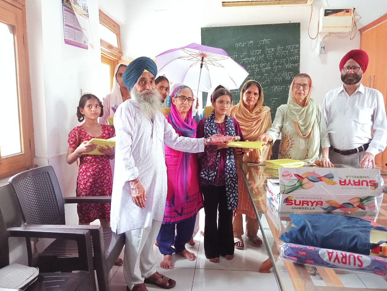 शहीद भगत सिंह के जन्मदिन पर होनहार बालिकाएं सम्मानित