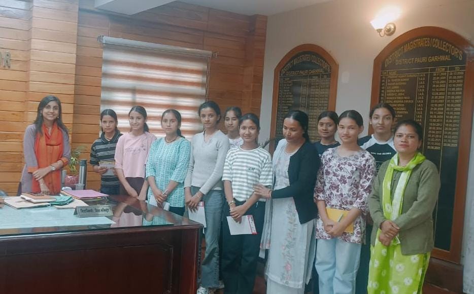 जिलाधिकारी के निर्देश पर बालिकाओं को कराया गया जिला कार्यालय का भ्रमण