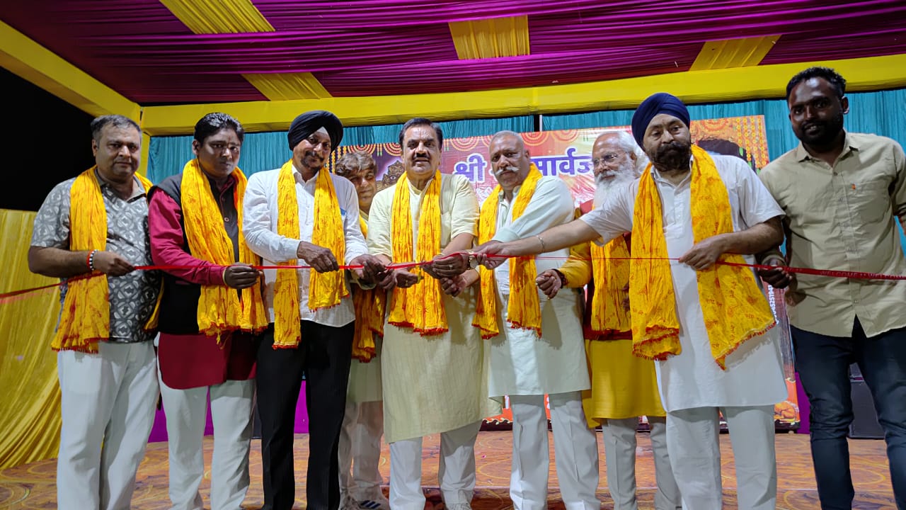 रुद्रपुर । ग्राम कनकपुर गोपालनगर में श्री श्यामा काली पूजा महोत्सव बड़े ही श्रद्धा, उत्साह और सांस्कृतिक रंगों के साथ भव्य रूप में संपन्न हुआ। इस अवसर पर गांव में धार्मिक और सांस्कृतिक गतिविधियों का सुंदर संगम देखने को मिला, जिसमें बंगाली परंपरा की झलक और आध्यात्मिक माहौल ने सभी को मंत्रमुग्ध कर दिया। महोत्सव का शुभारंभ पूर्व विधायक राजकुमार ठुकराल ने फीता काटकर विधिवत रूप से किया। इस अवसर पर आयोजित सांस्कृतिक कार्यक्रमों में स्कूली बच्चों एवं स्थानीय कलाकारों ने बंगाली संस्कृति पर आधारित धार्मिक प्रस्तुतियाँ दीं, जिनमें मां काली की महिमा, शक्ति स्वरूपा नारी, और लोक सांस्कृतिक नृत्य शामिल रहे। महोत्सव में आयोजकों द्वारा पूर्व विधायक राजकुमार ठुकराल सहित अन्य विशिष्ट अतिथियों को स्मृति चिन्ह भेंट कर सम्मानित किया गया। अपने संबोधन में पूर्व विधायक ठुकराल ने कहा ेसे धार्मिक एवं सांस्कृतिक आयोजनों से न केवल हमारी परंपराओं का संरक्षण होता है, बल्कि समाज में आपसी भाईचारा, सामूहिकता और सांस्कृतिक चेतना भी प्रबल होती है। कनकपुर जैसे गांवों में इस तरह का आयोजन करना वास्तव में प्रशंसनीय है, जहां नई पीढ़ी को अपनी संस्कृति और आस्था से जोड़ने का कार्य हो रहा है। काली पूजा केवल एक धार्मिक अनुष्ठान नहीं, बल्कि शक्ति, साहस और सत्य के मार्ग पर चलने की प्रेरणा है। कार्यक्रम में क्षेत्र पंचायत सदस्य नरेंद्र ठुकराल, मेजर सिंह, महंत विशो तथा पूजा कमेटी के अध्यक्ष कमल बैरागी, सचिव विक्की विश्वास बंकिम मिर्धा, पंकज मंडल, गोपाल हलधर, गौतम विश्वास, रमेन विश्वास, सौरभ विश्वास, वरुण हलधर, विप्लव वैध, सुदेव हलधर, तपस हलधर, आशीष राय, गोपाल मंडल, मिथुन गाइन, साधन गाइन, सम्राट मलिक, मिलन विश्वास, दीपक विश्वास, मृदुल बैरागी, राकेश मिर्धा, बसंत मिर्धा, रवि हलधर, मनोरंजन वैध, उत्तम विश्वास, मुकुल राय, गौरव गाइन, राजेश विश्वास, इकबाल सिंह, बलजीत सिंह गावा, सुरेंद्र गावा, रविकांत वर्मा, दीपक मिश्रा, नरेंद्र छाबड़ा, अखिलेश यादव, अमित मदान, विय राय, मनोज राय सहित अन्य स्थानीय नागरिक मौजूद रहे।
