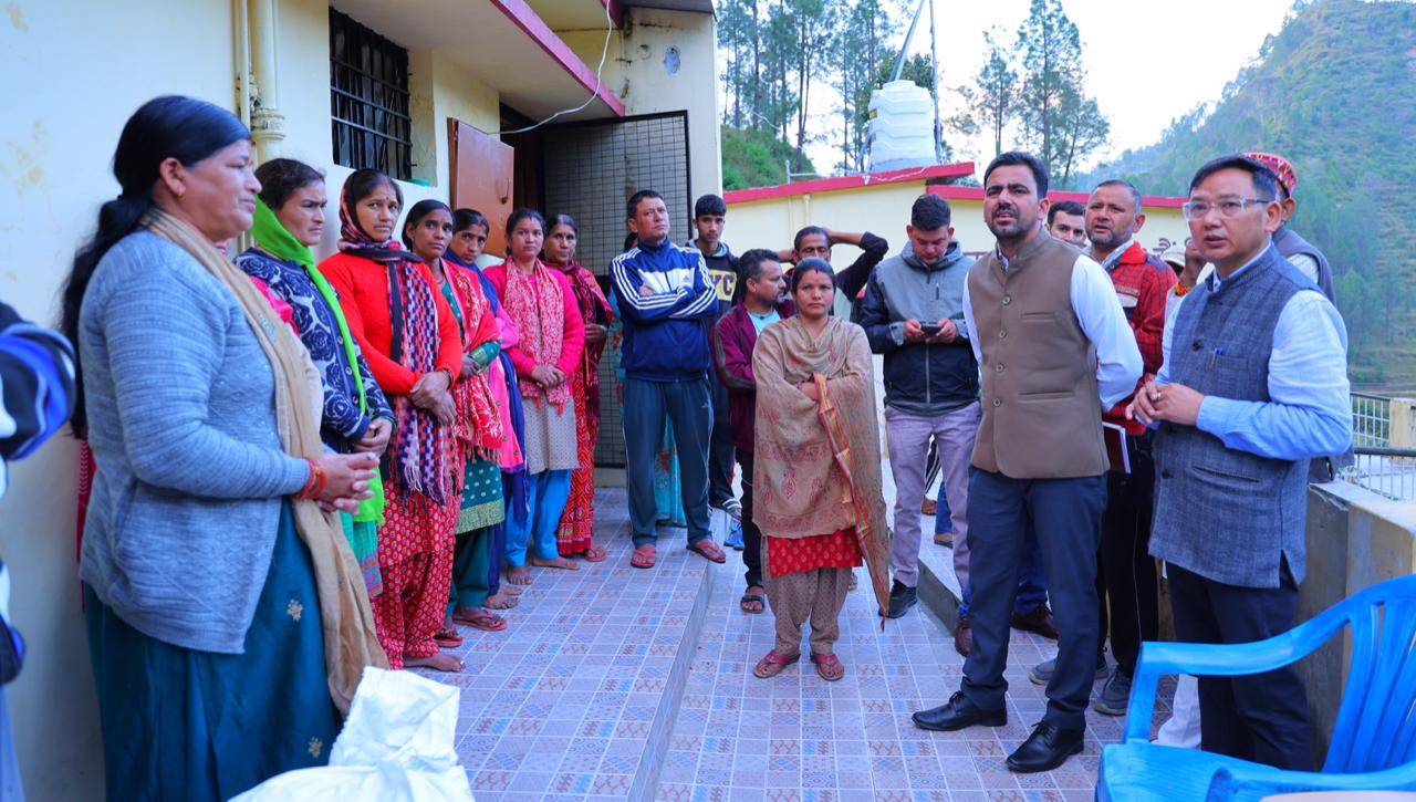 मुख्यमंत्री के निर्देशों पर जिला प्रशासन ने आपदा प्रभावितों के साथ सैंजी में मनायी दीवाली