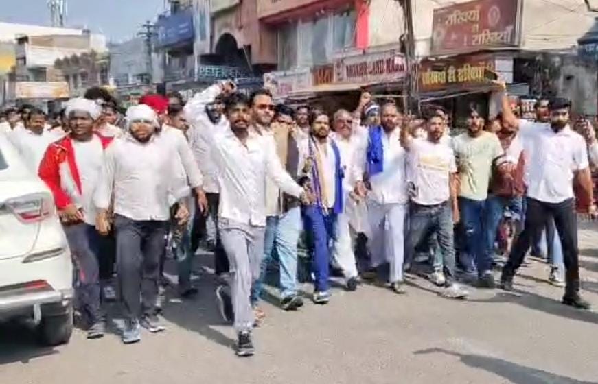 महंगाई के विरोध बेरोजगार युवाओं ने निकाली पदयात्रा।