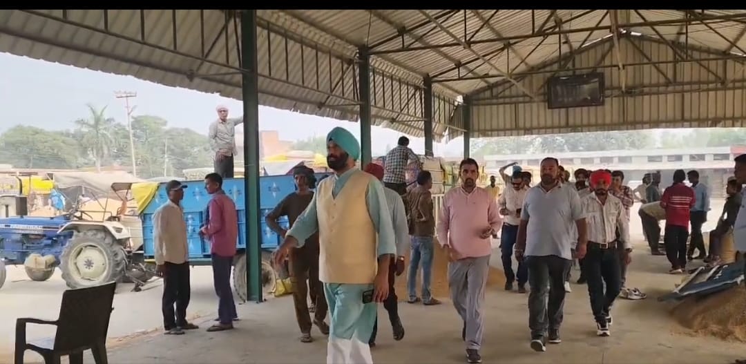 किसान आयोग के उपाध्यक्ष नेधान क्रय केंद्र पर तौल ना होने पर जताई नाराजगी तौल कराई चालू