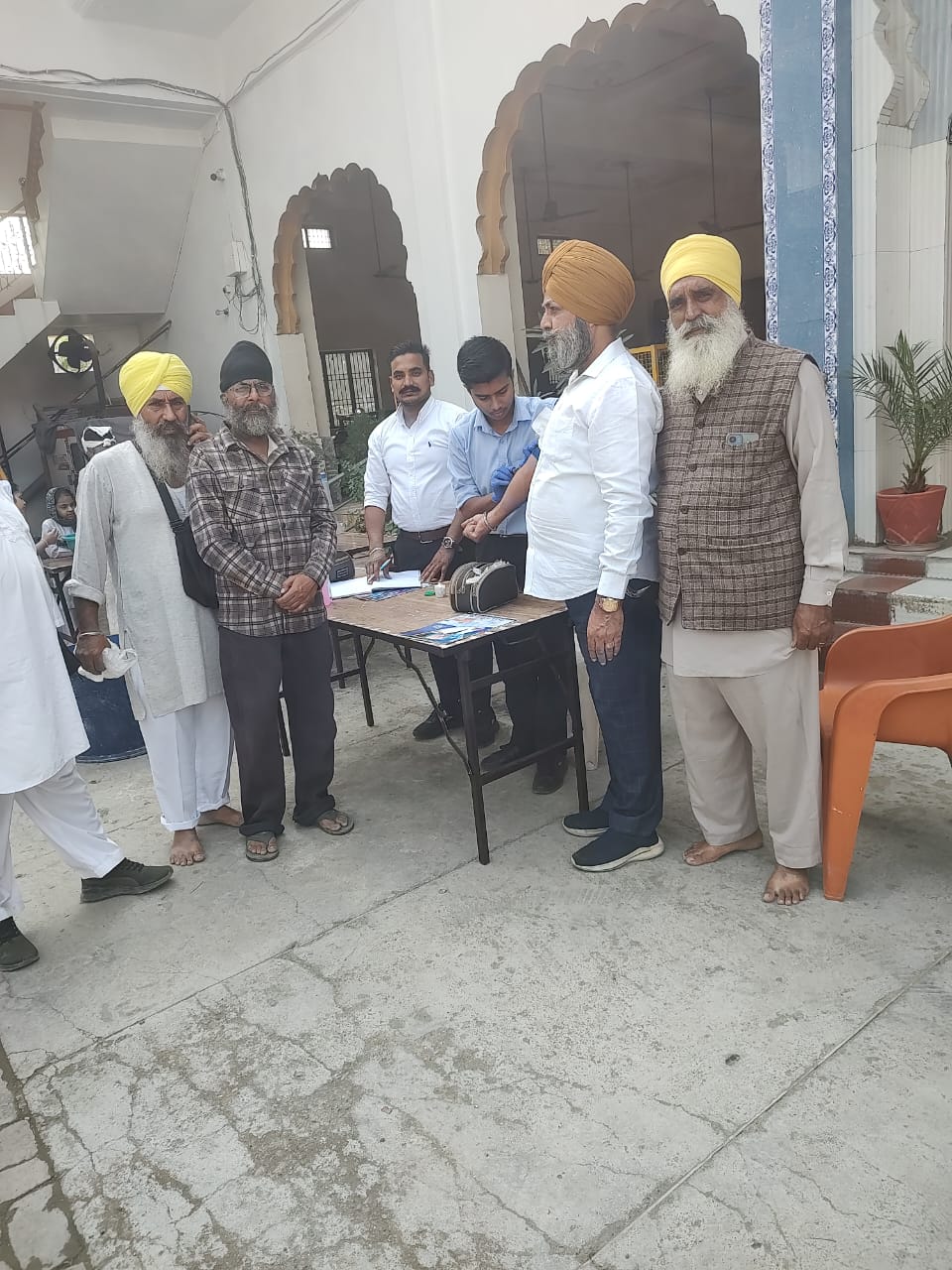 गुरुनानक जी प्रकाश पर्व पर लगाया निशुल्क रक्त जांच शिविर
