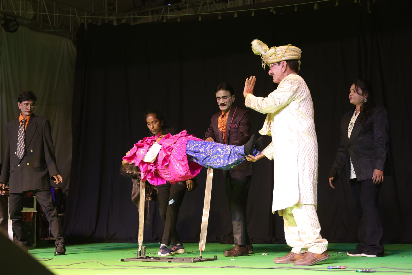 जादूगर एन.सी.सरकार के अद्भुत करतबों ने बांधा समां-बच्चों से लेकर बुजुर्गों तक सभी रह गए हतप्रभ बैकुंठ चतुर्दशी मेले की दूसरी संध्या जादू और रोमांच के नाम रही
