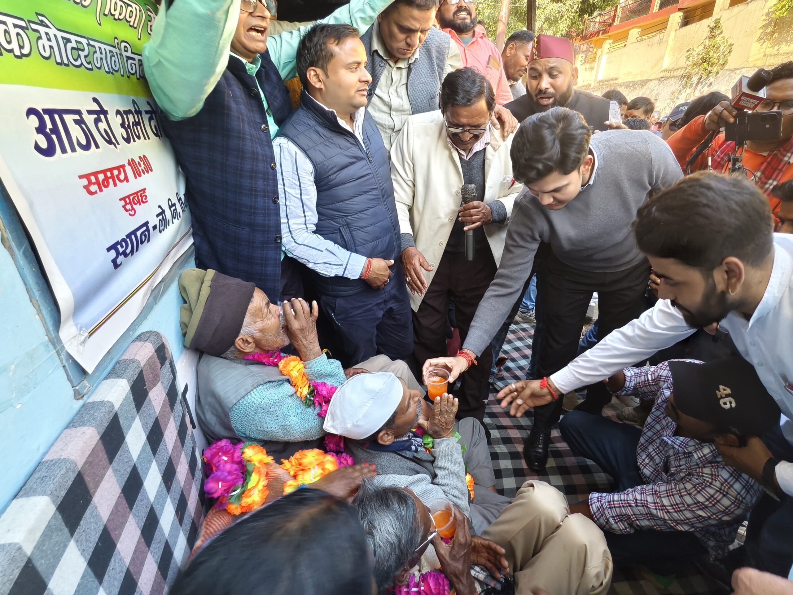 बधाणीताल-भुनालगांव मोटर मार्ग निर्माण: जिलाधिकारी प्रतीक जैन के आश्वासन से जगी उम्मीदें, ग्रामीणों ने स्थगित किया अनशनजिलाधिकारी ने स्वयं धरना स्थल पर पहुंच कर तीन दिनों में फॉरेस्ट क्लियरेंस हेतु फाइल शासन को भेजने का दिया आश्वासनशासन एवं भारत सरकार स्तर पर त्वरित कार्यवाही का भरोसा, ग्रामीणों ने जिलाधिकारी का जताया आभाररुद्रप्रयाग। बधाणीताल से भुनालगांव मोटर मार्ग निर्माण की मांग को लेकर कुछ दिनों से बांगर क्षेत्र के ग्रामीण लोक निर्माण विभाग रुद्रप्रयाग कार्यालय के बाहर आमरण अनशन पर बैठे थे। ग्रामीणों के इस आंदोलन की गंभीरता को देखते हुए आज जिलाधिकारी रुद्रप्रयाग प्रतीक जैन, विधायक भरत चौधरी, प्रभागीय वनाधिकारी एवं संबंधित विभागीय अधिकारी स्वयं धरना स्थल पर पहुंचे।जिलाधिकारी ने ग्रामीणों की मांगों को गंभीरता से सुनते हुए कहा कि “मा० मुख्यमंत्री जी द्वारा भी मुझे एवं डीएफओ को इस प्रकरण पर शीघ्र कार्यवाही करने के निर्देश दिए गए हैं। शासन स्तर पर भी यह मामला गंभीरता से लिया जा रहा है।”उन्होंने बताया कि बधाणीताल से भुनालगांव तक नौ किलोमीटर लंबा मोटर मार्ग निर्माण कार्य वर्ष 2021 से विधिवत प्रक्रिया में है, जिसमें लगभग आठ किलोमीटर वन भूमि एवं एक किलोमीटर सिविल भूमि आती है। इस मार्ग के निर्माण में लगभग 1271 पेड़ (बांज, बुरांश एवं अन्य प्रजातियां) प्रभावित होंगी। एनजीटी एवं वन विभाग के नियमों के अनुसार जितने क्षेत्र में मार्ग निर्माण होगा, उतनी ही भूमि पर वृक्षारोपण भी अनिवार्य है।इसी क्रम में वन विभाग, राजस्व विभाग एवं लोक निर्माण विभाग द्वारा संयुक्त निरीक्षण के बाद साढ़े तीन हैक्टेयर भूमि का चयन कर लिया गया है, जिस पर वृक्षारोपण किया जाएगा। जिलाधिकारी ने बताया कि “कल प्रभागीय वनाधिकारी चयनित भूमि का स्थलीय निरीक्षण करेंगे, जो एक औपचारिक प्रक्रिया है। इसके पश्चात तीन दिनों के भीतर मोटर मार्ग निर्माण हेतु प्रस्ताव शासन को भेज दिया जाएगा।”उन्होंने आगे कहा कि “शासन स्तर पर सभी औपचारिकताएं पूर्ण कर एक माह के भीतर यह फाइल भारत सरकार को फॉरेस्ट क्लियरेंस हेतु भेजी जाएगी। साथ ही भारत सरकार से यह अनुरोध भी किया जाएगा कि तीन माह के भीतर फॉरेस्ट क्लीयरेंस प्रदान की जाए।”जिलाधिकारी ने बताया कि लोक निर्माण विभाग द्वारा मार्ग की डीपीआर तैयार करने का कार्य प्रारंभ कर दिया गया है, ताकि फॉरेस्ट क्लियरेंस मिलते ही निर्माण कार्य बिना किसी विलंब के शुरू किया जा सके।उन्होंने ग्रामीणों को आश्वस्त किया कि “यह मेरी व्यक्तिगत जिम्मेदारी है कि इस क्षेत्र को शीघ्र सड़क मार्ग से जोड़ा जाए। मैं स्वयं इस कार्य की प्रगति पर निगरानी रखूंगा ताकि कोई विलंब न हो।”जिलाधिकारी ने यह भी कहा कि यह क्षेत्र आपदा की दृष्टि से अत्यंत संवेदनशील है, अतः शासन एवं जिला प्रशासन दोनों ही स्तरों से भारत सरकार को फाइल पर शीघ्र कार्यवाही करने का आवाहन किया जाएगा।जिलाधिकारी के आश्वासन के उपरांत ग्रामीणों ने उनका आभार व्यक्त करते हुए अपना आमरण अनशन स्थगित किया।संघर्ष समिति के अध्यक्ष शिव लाल आर्य, केदार सिंह रावत एवं गैणू लाल ने जूस पीकर अनशन समाप्त किया।