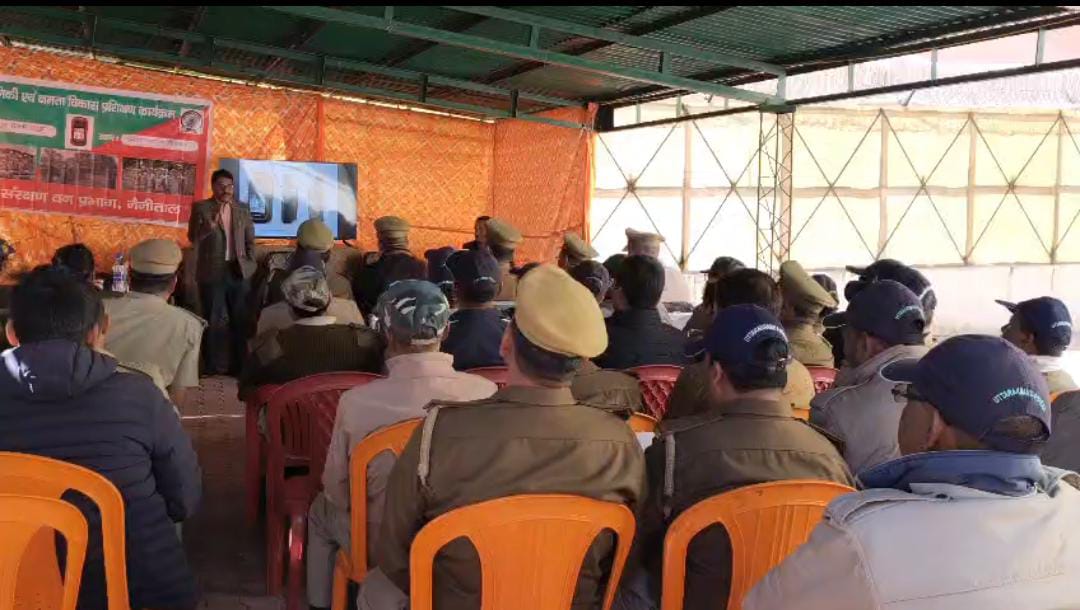 नैनीतालभूमि संरक्षण वन प्रभाग के तत्वावधान में जीपीएस एवं वन पंचायत नियमावली की वनकर्मियों को दी जानकारी।
