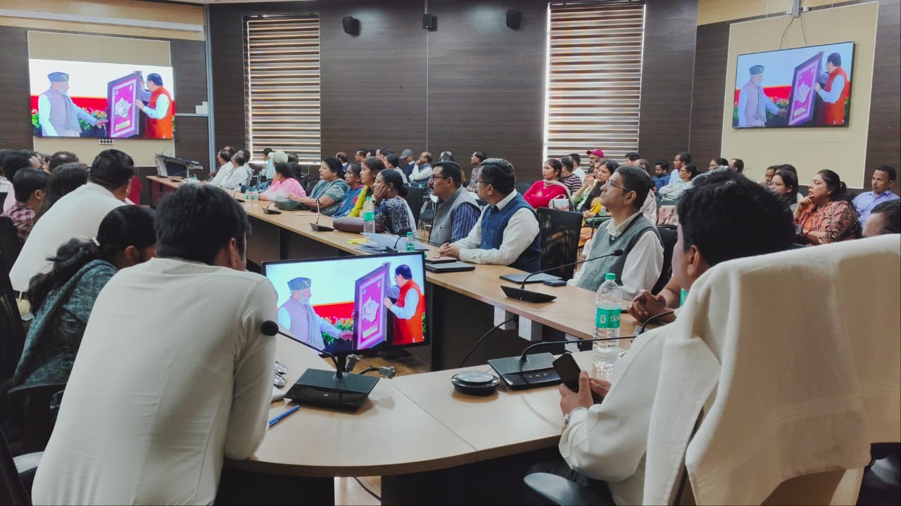 प्रधानमंत्री नरेन्द्र मोदी ने देहरादून से किया मुख्य कार्यक्रम का शुभारंभ, रुद्रपुर कलेक्ट्रेट में हुआ सजीव प्रसारण*