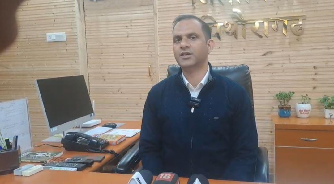 कलेक्टेट सभागार में किया गया जनता दरबार का आयोजन, जहा 48 शिकायतकर्ता पहुचे