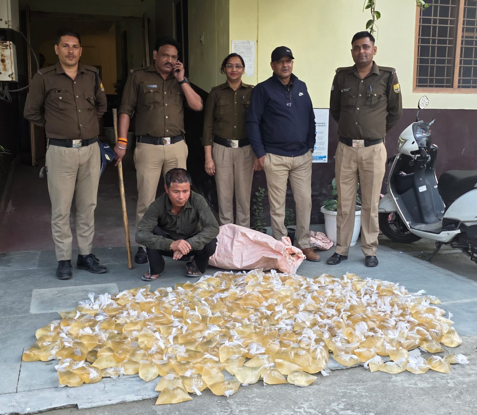 ट्रांजिट थाना क्षेत्र में अवैध शराब के विरुद्ध कार्रवाई की गई।