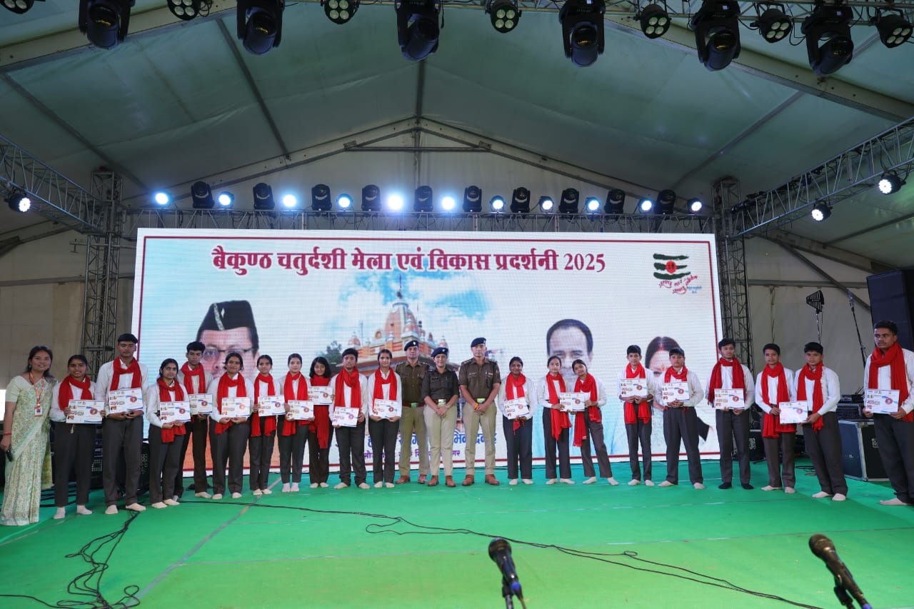 नुक्कड़ नाटक के जरिए बैकुंठ चतुर्दशी मेले में गूंजा जन-जागरूकता का संदेश-महिला सुरक्षा,साइबर ठगी और नशामुक्त समाज की ओर बढ़ता कदम