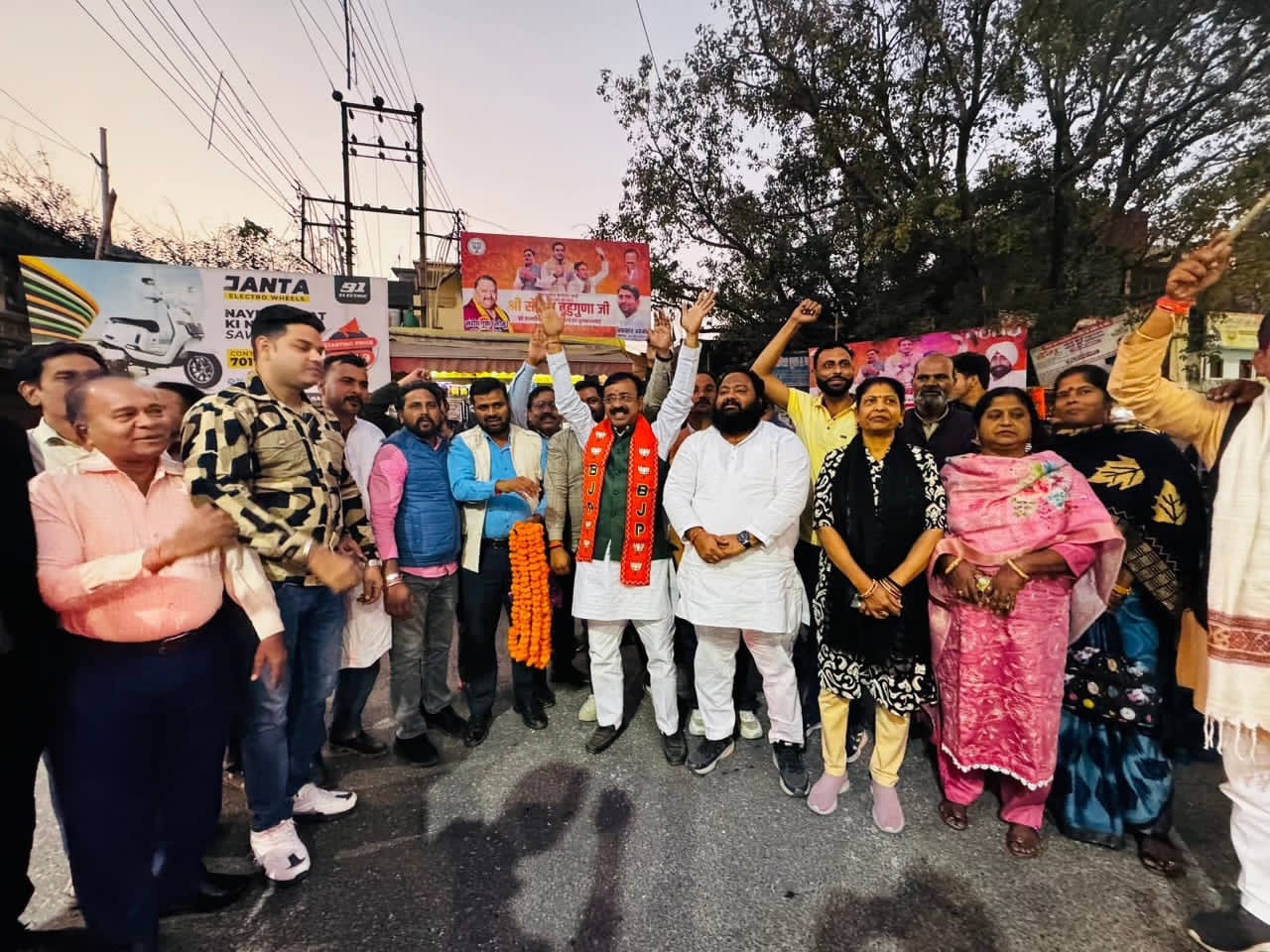 एन डी ए की प्रचंड जीत पर सितारगंज में जश्न की गूंज,