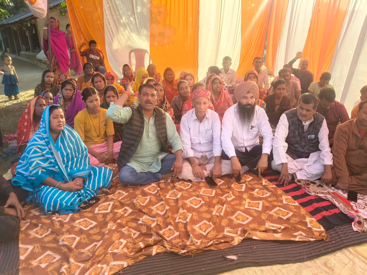 आज तीसरे दिन भी प्रहलाद पलसिया में ग्रामीणों का धरना