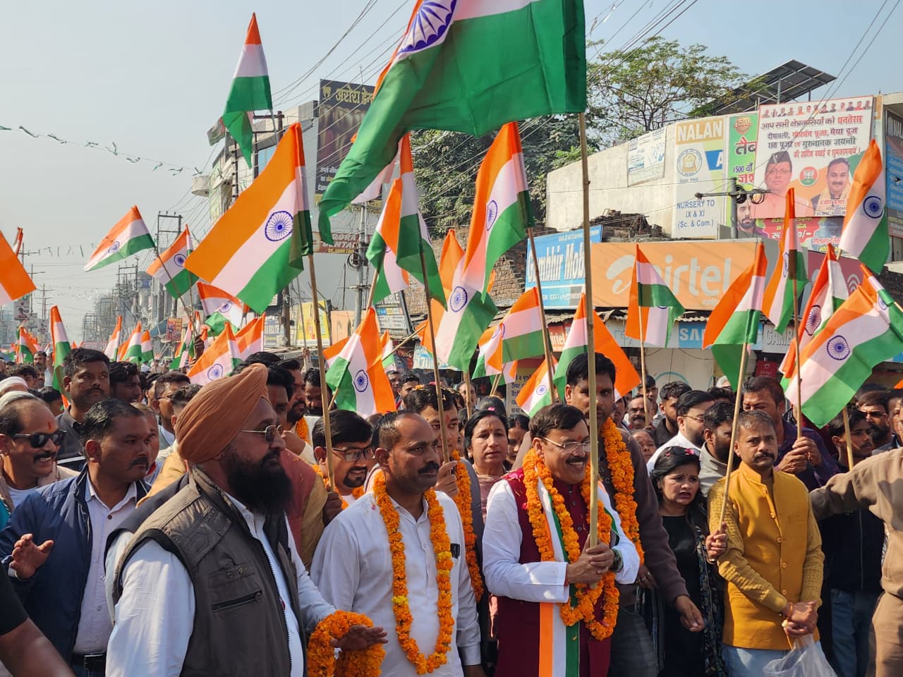 सरदार वल्लभभाई पटेल की 150 वी जयंती पर किच्छा विधानसभा क्षेत्र मे कार्यकर्ताओं द्वारा पूर्व विधायक राजेश शुक्ला के नेतृत्व में आयोजित यूनिटी मार्च एकता पदयात्रा में हुजूम उमड़ पड़ा तथा हजारों लोग हाथ में तिरंगा लेकर इस यात्रा में शामिल हुए। प्रातः 10:30 बजे आवाज विकास किच्छा स्थित पटेल जी की प्रतिमा पर बड़ी संख्या में लोग एकत्र हुए तथा सरदार वल्लभभाई पटेल जी की प्रतिमा पर माल्यार्पण कर पदयात्रा की शुरुआत हुई।इस अवसर पर पूर्व विधायक एवं कार्यक्रम सयोजक राजेश शुक्ला ने सरदार वल्लभभाई पटेल को आधुनिक भारत का निर्माता कहा, उन्होंने कहा कि यदि सरदार वल्लभभाई पटेल जैसे लोह पुरुष हमारे देश में पैदा नहीं हुए होते तो इतनी कुर्बानीयो के बाद आजाद हुआ भारत 500 से अधिक टुकड़ों में बट गया होता, उन्होंने अपने फौलादी व्यक्तित्व एवं दूरदर्शिता से इस 500 से अधिक रियासत को हिंदुस्तान में मिलाकर जो काम किया है उससे यह साबित हुआ कि सच मायने में भारत रत्न थे।किच्छा नगर मंडल अध्यक्ष गोल्डी गोराया ने कहा कि सरदार पटेल को यदि भारत का प्रथम प्रधानमंत्री बनाया गया होता तो पीओके हिंदुस्तान का हिस्सा होता।किच्छा ग्रामीण मंडल अध्यक्ष मयंक तिवारी ने कहा कि सरदार पटेल को सच्चा सम्मान एवं उनके सपनों का भारत बनाने का काम सच्चे अर्थों में नरेंद्र मोदी की सरकार ने किया जब धारा 370 को हटाया गया।पंतनगर मंडल अध्यक्ष पिंकी डिमरी ने कहा सरदार वल्लभभाई पटेल महिलाओं को सशक्त एवं आत्मनिर्भर बनाने के प्रबल पक्षधर थे, उन्होंने महिला शिक्षा, बाल विवाह कुप्रथा के अंत एवं सामाजिक लैंगिक असमानता का विरोध करते हुए राष्ट्र निर्माण हेतु नारी शक्ति का आह्वान किया।ब्लॉक प्रमुख रीना गौतम ने कहा कि राष्ट्र की एकता के प्रबल पक्षधर सरदार वल्लभभाई पटेल जात-पात एवं छुआछूत के घोर विरोधी थे, वे मानते थे कि पिछड़ो एवं दलितों को ताकतवर बनाए बिना हम राष्ट्र के एकीकरण की भावना को मजबूत नहीं कर सकते।नगला नगर पालिकाध्यक्ष सचिन शुक्ला ने कहा कि राष्ट्र की एकता को सर्वोपरि मानने वाले सरदार वल्लभभाई पटेल ने अपना जीवन राष्ट्र को अर्पित किया तथा 530 रियासतों को एक कर एक विशाल एवं सशक्त भारत की नींव रखी। सभा का संचालन मनमोहन सक्सेना ने किया।एकता पदयात्रा सरदार वल्लभभाई पटेल जी की प्रतिमा से प्रारंभ होकर आवास विकास, सुनहरी मस्जिद होते हुए मुख्य मार्ग पर आई जहां भाजपा नेता संजीव खन्ना के प्रतिष्ठान पर फूल छिड़क कर एवं यात्रियों को जलपान कराया गया।उससे आगे यात्रा गुरुद्वारा गेट पहुंची जहां सभासद संदीप अरोरा एवं केतन कालरा के नेतृत्व में सैकड़ो लोगों ने फूल माला पहनाकर यात्रा का स्वागत सूक्ष्म जलपान से किया। उसके बाद यात्रा पंडित दीनदयाल उपाध्याय जी की प्रतिमा पर पहुंची जहां प्रतिमा पर माल्यार्पण एवं स्वागत भाजपा नेता कुलदीप बग्गा के संयोजन में हुआ। यात्रा आगे बढ़ती हुई मुख्य बाजार पहुंची जहां देवभूमि व्यपार मंडल अध्यक्ष विजय अरोरा के नेतृत्व में यात्रा का स्वागत फूल मालाओं से करते हुए सभी लोगों को जलपान कराया गया। आगे यात्रा महाराणा प्रताप चौक पहुंची जहां महाराणा प्रताप जी की प्रतिमा पर माल्यार्पण किया गया तथा क्रय विक्रय चेयरमैन मूलचंद राठोर के नेतृत्व में एकता यात्रा के हजारों कार्यकर्ताओं को सूक्ष्म जलपान कराया गया। यात्रा वॉर्ड 14- 15 से होती हुई रेलवे स्टेशन के पास पहुंची उसकी पश्चात एफसीआई गोदाम के निकट बाबा साहब भीमराव अंबेडकर जी की प्रतिमा पर माल्यार्पण के पश्चात भाजपा के पूर्व उपाध्यक्ष एवं सांसद प्रतिनिधि राकेश गुप्ता की अगुवाई में सभी यात्रियों को फल प्रदान किए गए और फूल मालाओं से स्वागत हुआ। उसके पश्चात यात्रा आगे बढ़ते हुए बंडिया नहर बाईपास पहुंची जहां नामित सभासद चंदन जयसवाल एवम अमरनाथ कश्यप की अगुवाई में यात्रा का फूल मालाओं से स्वागत एवं पानी की बोतल प्रदान की गई। यात्रा का समापन किच्छा चीनी मिल प्रांगण में हुआ जहां शहर की राइस मिल एसोसिएशन की अध्यक्ष चिंपू यादव के नेतृत्व में राइस मिल एसोसिएशन द्वारा यात्रा का स्वागत एवं भोजन हेतु लंच पैकेट प्रदान किए गए।यात्रा में प्रमुख रूप से राजेश तिवारी, जिलामंत्री प्रमोद मित्तल, विजय तोमर, आशीश ढ़ाढ़ा, टीकम कोरंगा, प्रधान संघ अध्यक्ष विरेंद्र यादव, ग्रामीण मंडल महामंत्री जितेंद्र गौतम, बिजेंद्र यादव, नगर मंडल महामंत्री मुकेश कोली, नितिन फुटेला, आरती दुबे, कविता मान, आलोक राय, सत्यवान सिंह, धनुज यादव, महेंद्र वाल्मीकि, सर्वेश राय, शेर सिंह, डॉ सावन सिंह, खेमकरण कश्यप, ग्राम प्रधान गफ्फार खान, गोरी शंकर, इफ्तिखार मियां, रामस्वरुप, दक्षिणी किच्छा सहकारी समिति अध्यक्ष मंजू रावत, भोपाल सिंह रावत, नारायणपुर सोसाइटी अध्यक्ष नरेंद्र ठुकराल, अमित मदान, लक्ष्मण खग्गर, मधुलेश तिवारी, कृष्ण कान्हा तिवारी, लल्लन शाही, नरेंद्र मणि त्रिपाठी, राज गगनेजा, नारायण पाठक, जसमीत कक्कड़, नीरज दिवेदी, रोहित कालरा, नरेंद्र बागवानी, संजय सिंह, हरीश कोरंगा, अंकित सिंह, जैनेंद्र पाल, सरकारी समिति पूर्वी रुद्रपुर अध्यक्ष जसवीर सिंह, मनमोहन यादव, प्रतीक शाही, धीरज सिंह, अंकित तिवारी, सुरेंद्र चौधरी, दीपक तिवारी, मधु गुप्ता, रामचंद्र, ज्योति कनौडिया, श्याम सुंदर बिष्ट, यामीन अंसारी, विजय तोमर, टीकम सिंह कोरंगा, अमरीक मंड, सचिन बाल्मीकि, विनोद कोरी, सर्वेश राय, गुड्डन सिंह, प्रमोद गुप्ता, रविकांत वर्मा, सतीश गुप्ता, राजेश कोली, मंगत चुघ, राणा राघव प्रताप साही, सलमान खान, मीना शर्मा, बबलू कश्यप, सूरज पाल कश्यप, सुशील गंगवार, दीपक गंगवार, छत्रपाल कश्यप, मानवेंद्र सिंह, रचित सिंह, नवीन पांडे, रजत बिष्ट समय सैकड़ों लोग उपस्थित थे।