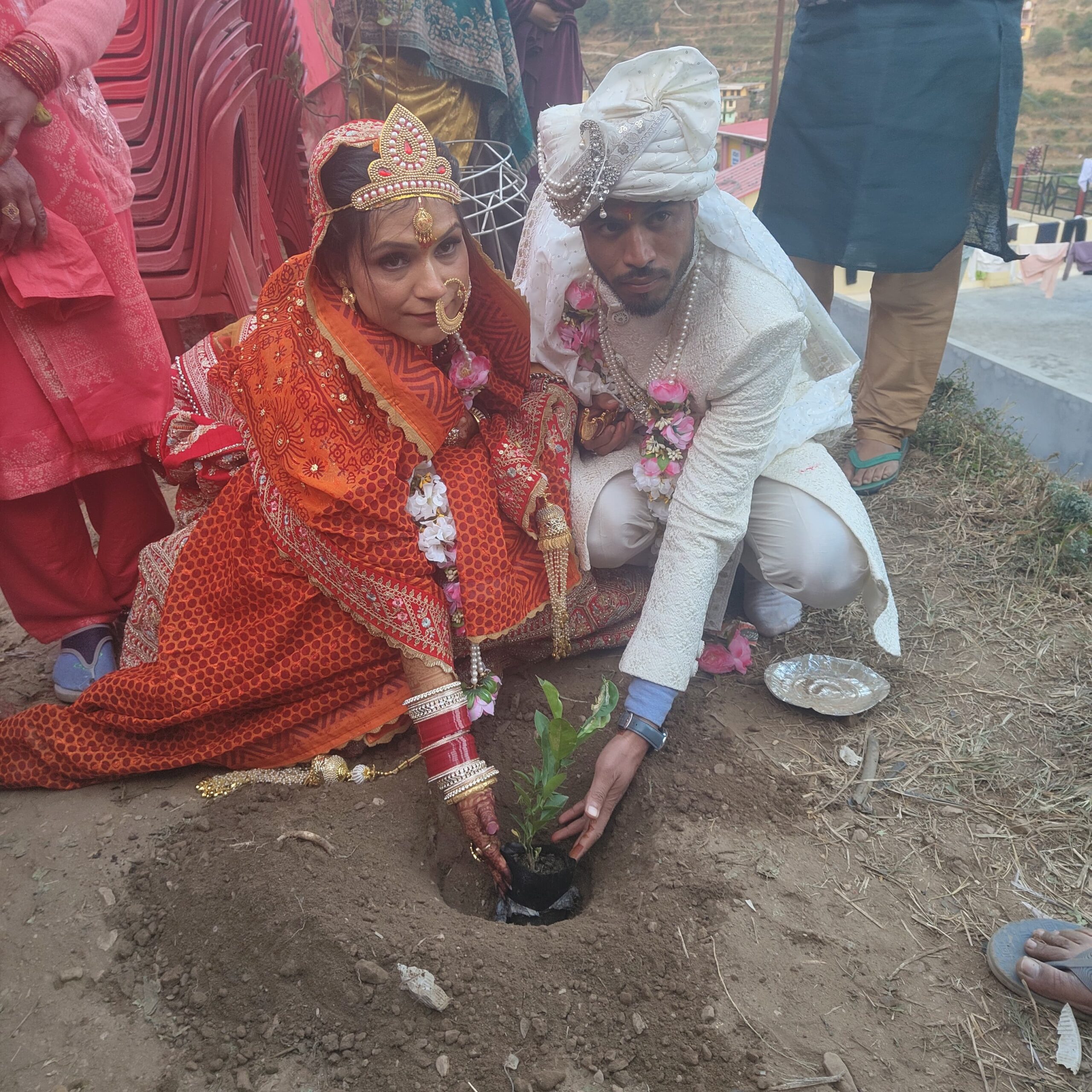 बिटिया की विदाई को बनाया यादगार,वर-वधू ने रोपा समलौण पौधा