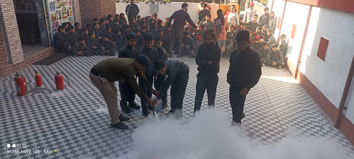 द मार्शल पब्लिक स्कूल श्रीनगर में फायर टीम ने दिया जीवन रक्षा का प्रशिक्षण