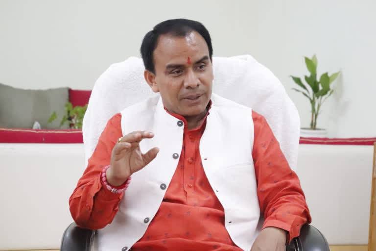 स्वास्थ्य मंत्री डॉ.धन सिंह रावत ने दिए निर्देश चिकित्सा इकाइयों में शीघ्र भरे जाएं रिक्त पद