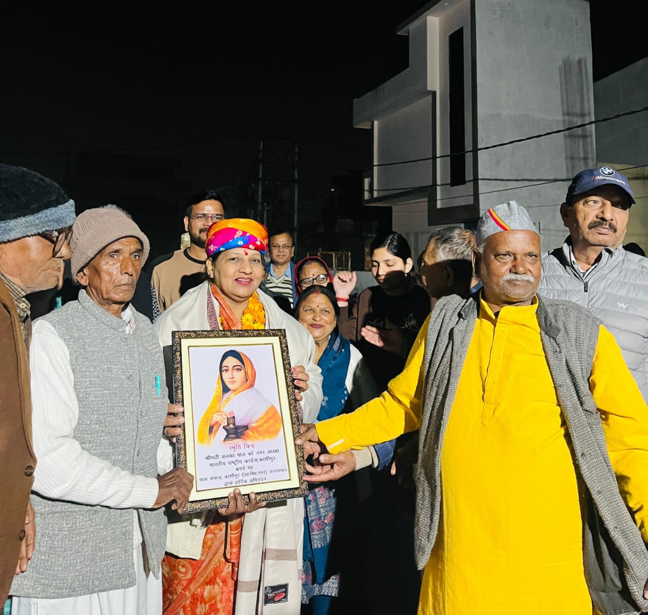 पाल महासभा काशीपुर द्वारा अखिल भारतीय राष्ट्रीय कांग्रेस कमेटी की नवनियुक्त काशीपुर महानगर अध्यक्ष अलका पाल का नागरिक अभिनंदन कर कांग्रेस हाईकमान का आभार जताया। पूर्व निर्धारित कार्यक्रम के अनुसार पाल समाज के सदस्यों ने स्थानीय गौतम नगर स्थित पाल सभा में काशीपुर कांग्रेस की नवनियुक्त महानगर/जिला अध्यक्ष अलका पाल का नागरिक अभिनंदन करते हुए उनको पगड़ी और शॉल पहनाकर स्वागत करते हुए कहा कि काशीपुर कांग्रेस के इतिहास में पहली बार किसी अति पिछड़े वर्ग की महिला को कांग्रेस हाईकमान ने महानगर अध्यक्ष बनाकर जो गौरव प्राप्त प्रदान किया है, उसके लिए पाल समाज सदैव कांग्रेस हाईकमान के प्रति कृतज्ञ रहेगा। इस अवसर पर पाल सभा के अध्यक्ष अमर सिंह पाल एवं कुमाऊँ मंडल अध्यक्ष सुंदरलाल पाल ने शाल औढाकर अलका पाल को महानगर/जिला अध्यक्ष बनने की बधाई दी। नागरिक अभिनंदन कार्यक्रम में बड़ी संख्या में महिलाओं और पुरुषों ने नवनियुक्त महानगर/जिला अध्यक्ष अलका पाल का माल्यार्पण कर माता अहिल्याबाई होल्कर जी की प्रतिमा भेट की। इस अवसर पर पाल समाज के वरिष्ठ नेता कुंवर पाल सिंह, ओबीसी आयोग के पूर्व सदस्य ब्रह्म सिंह पाल,जगदीश पाल, सुभाष पाल , राजीव पाल, मुकुल कुमार पाल , उमा पाल , यशोदा पाल, राकेश कुमार पाल ने अलका पाल द्वारा किए गए सामाजिक कार्यों एवं पार्टी के लिए उनके योगदान को सभी के सम्मुख रखा। सम्मान समारोह में नवनियुक्त महानगर/जिला अध्यक्ष अलका पाल ने अपने संबोधन में सभी का आभार व्यक्त कर सर्व समाज के हितों की बात करते हुए कहा कि उनकी पार्टी सभी वर्गों का सम्मान कर पिछड़े वर्ग के उत्थान एवं देश निर्माण के लिए दृढ़ संकल्पित है। कार्यक्रम का संचालन पाल सभा समिति के सचिव राजपाल सिंह ने किया। सभा में सर्वश्री दुलार सिंह पाल, नंदराम पाल, विद्यावती पाल, महेश पाल, पुष्पा पाल , कुसुम पाल ,उपेंद्र पाल ,राजीव पाल श्री विनोद पाल ,फूल सिंह पाल शिव कुमार पाल श्री नरेश पाल, बलजीत सिंह पाल , शकुंतला पाल, शारदा देवी,महेंद्र कुमारी आदि सहित पाल समाज के अनेकों सम्मानित लोग उपस्थित थे, वहीं सभी लोगों ने पाल समाज की एकता और उत्थान पर बल देने का संकल्प लिया।