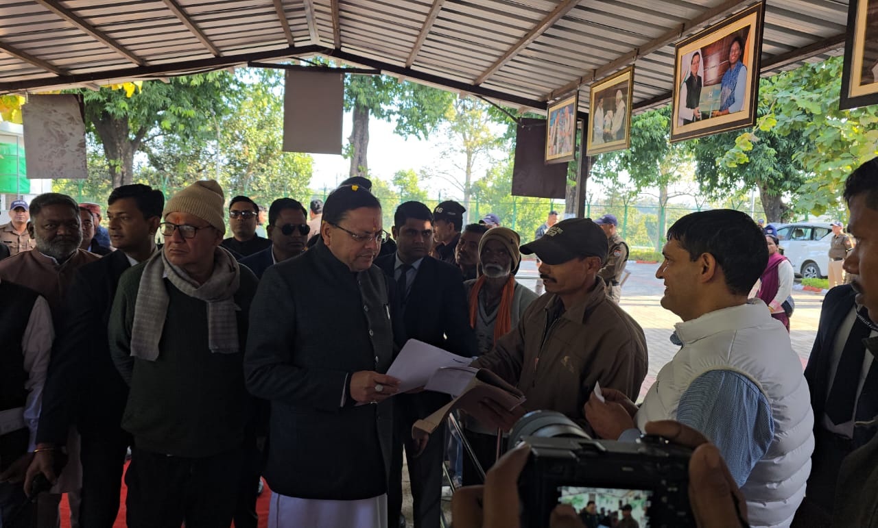 माननीय मुख्यमंत्री श्री पुष्कर सिंह धामी ने अपने खटीमा भ्रमण के दूसरे दिन शनिवार को कैंप कार्यालय लोहियाहेड व हेलीपेड में जनप्रतिनिधियों व जनता से मुलाकात कर जनसमस्याएं सुनी