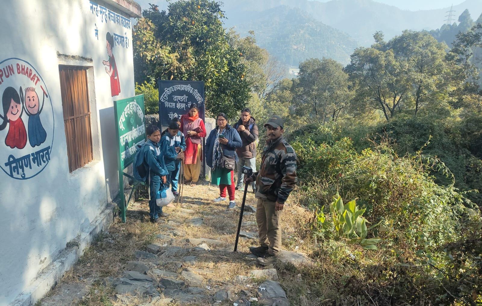जिलाधिकारी के निर्देशन में संवेदनशील 20 विद्यालयों में शुरू हुई एस्कॉर्ट व्यवस्था
