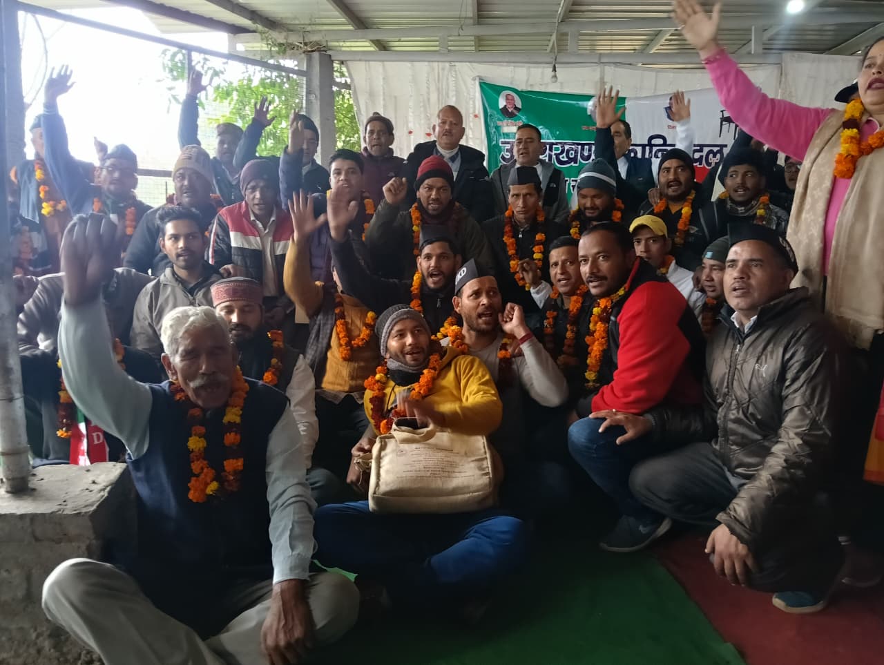 भाजपा कांग्रेस के सैकड़ों कार्यकर्ताओं ने पार्टी छोड़ उत्तराखंड क्रांति दल की ली सदस्यता