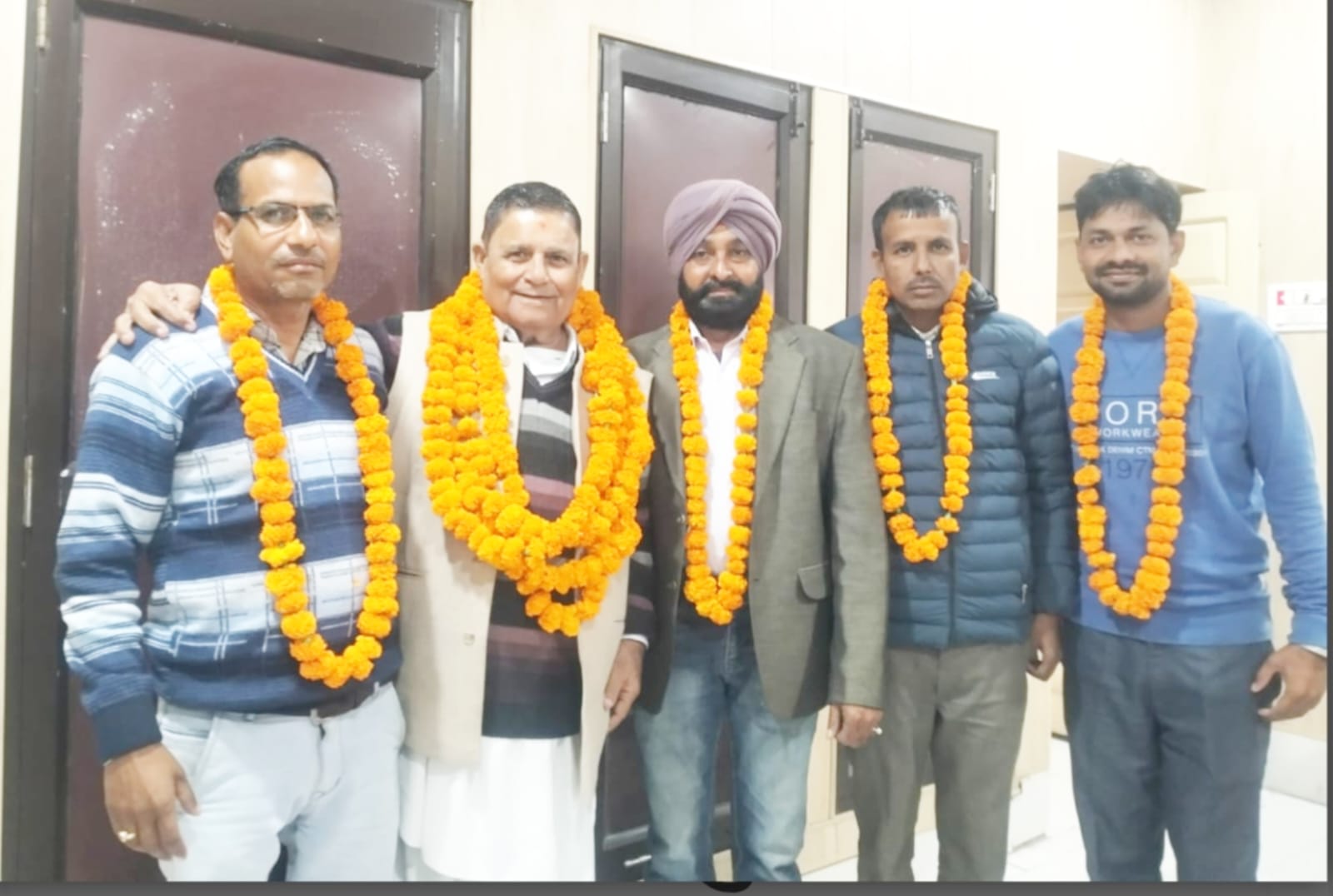 पत्रकार प्रेस परिषद खटीमा इकाई की महत्वपूर्ण बैठक संपन्नअनुशासनहीनता किसी भी कीमत पर बर्दाश्त नहीं—अशोक गुलाटीखटीमा। पत्रकार प्रेस परिषद खटीमा इकाई की बुधवार को लोक निर्माण विभाग के अतिथि गृह में एक महत्वपूर्ण बैठक राष्ट्रीय सचिव, उत्तराखंड प्रदेश अध्यक्ष व उत्तर प्रदेश प्रभारी अशोक गुलाटी के मुख्य आतिथ्य में आयोजित की गई। खटीमा पहुंचने पर पत्रकारों ने गुलाटी का फूल-मालाओं से भव्य स्वागत किया। कार्यक्रम का संचालन वरिष्ठ पत्रकार गोरख नाथ ने किया।बैठक में खटीमा इकाई के अध्यक्ष विकासशील ने नवगठित कार्यकारिणी की घोषणा की। सर्वसम्मति से हरप्रीत सिंह को महासचिव, अमित कुमार को सचिव, मनजीत सिंह को सह सचिव, अरविंद कुमार व नदीम हुसैन को उपाध्यक्ष, नितेश अग्रवाल को कोषाध्यक्ष, मुकेश गुप्ता व सोनिया कुमारी को संरक्षक तथा ममता शील को प्रचार मंत्री नियुक्त किया गया। नवनियुक्त पदाधिकारियों का माल्यार्पण कर स्वागत किया गया।मुख्य अतिथि अशोक गुलाटी ने वरिष्ठ पत्रकार विजय कुमार को जिला कार्यकारिणी में जिला सचिव नियुक्त करने की घोषणा की। उन्होंने कहा कि संगठन पत्रकारों के हितों व सुरक्षा के लिए वचनबद्ध है तथा अनुशासनहीनता किसी भी सूरत में बर्दाश्त नहीं की जाएगी।गुलाटी ने बताया कि 21 जनवरी 2026 को दिल्ली में दो दिवसीय पत्रकार महासम्मेलन आयोजित होगा, जिसमें केंद्रीय रक्षा मंत्री राजनाथ सिंह सहित कई मंत्री, साधु-संत और लगभग एक हजार पत्रकार भाग लेंगे। साथ ही जनवरी से राहत कोष योजना और पत्रकारों के लिए टोल फ्री सुविधा शुरू किए जाने की जानकारी दी।बैठक में नानकमत्ता इकाई अध्यक्ष अनिल सागर, सितारगंज इकाई अध्यक्ष गुरदीप सिंह, क्राइम उत्तराखंड की संपादक रिंपी, टनकपुर से नवीन भट्ट, अरविंद कुमार, ममता शील सहित अन्य पत्रकारों ने विचार रखे। अंत में अध्यक्ष विकासशील ने सभी का आभार व्यक्त किया।