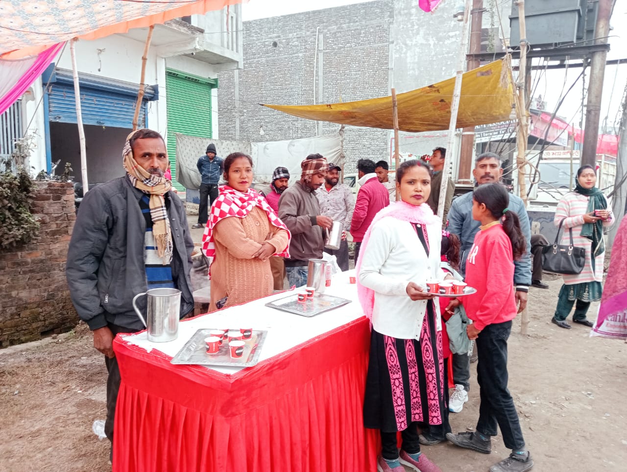 सामर्थ्य अनुसार चाय का लंगर लगाने वाले परिवार ने कर दिया भावुकगदरपुर । गुरु गोविंद सिंह जी के प्रकाश पर आयोजित नगर कीर्तन के दौरान सकैनिया रोड पर एक आर्थिक रूप से पिछड़े परिवार द्वारा भी संगत को अपनी सामर्थ्य के अनुसार चाय का लंगर लगाकर सेवा की गई। सब्जी की दुकान लगाने वाले परिवार के विनोद कुमार,निर्देश कुमार,सोनू,रामकिशोर ,सरस्वती और कुसुम ने बताया कि उनके मन में भी संगत की सेवा का जज्बा काफी समय से रहा है, इस वर्ष उनके परिवार द्वारा अपनी नेक कमाई से संगत के लिए चाय प्रसाद वितरित किया गया । सवाल पूछने पर उनके द्वारा कहा गया कि जब गुरु गोविंद सिंह जी के परिवार द्वारा देश की खातिर कुर्बानियां दी गई तो हम उनकी कुर्बानियों को नमन करते हुए श्रद्धा भावना से चाय का लंगर लगाकर अपने को धन्य समझ रहे हैं। वहीं बजर पट्टी में सरदार हरभजन सिंह के परिवार द्वारा संगत के सहयोग से सरसों का साग, मक्का की रोटी, गुड एवं चाय के लंगर की दिन भर सेवा जारी रखी गई जहां पर लोगों ने शौक से लंगर प्रसाद ग्रहण किया।