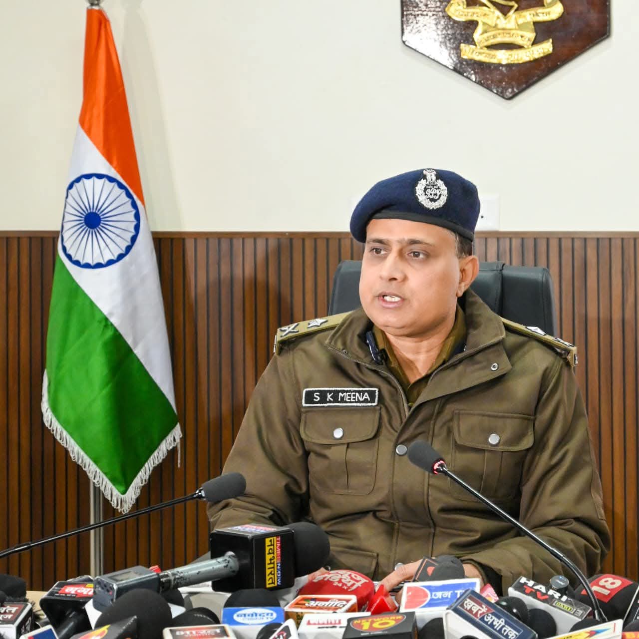 श्री सुनील कुमार मीणा, पुलिस महानिरीक्षक अपराध एवं कानून व्यवस्था, उत्तराखण्ड एवं मुख्य प्रवक्ता, पुलिस मुख्यालय द्वारा आज सरदार पटेल भवन स्थित सभागार में मीडिया बंधुओं के साथ प्रेस वार्ता आयोजित की गई। प्रेस वार्ता के दौरान उन्होंने उत्तराखण्ड पुलिस की दो महत्वपूर्ण उपलब्धियों—ICJS (Inter-Operable Criminal Justice System) 2.0 रैंकिंग में प्रथम स्थान तथा प्रयागराज महाकुंभ–2025 में उत्तराखण्ड एसडीआरएफ की सराहनीय भूमिका की जानकारी दी। प्रेस वार्ता में श्री धीरेन्द्र गुंज्याल, पुलिस उप महानिरीक्षक अपराध एवं कानून व्यवस्था, श्री अर्पण यदुवंशी, सेनानायक SDRF, श्रीमती विशाखा अशोक भदाणे- पुलिस अधीक्षक, अपराध, उत्तराखण्ड सहित अन्य अधिकारी उपस्थित रहे।
