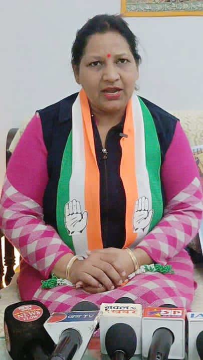 काशीपुर : कांग्रेस कमेटी की महानगर अध्यक्ष व वरिष्ठ कांग्रेस नेत्री अलका पाल ने काठगोदाम थाना क्षेत्र के एक निजी होटल में काशीपुर निवासी किसान सुखवंत सिंह द्वारा आत्महत्या किए जाने को अत्यंत दुखद एवं हृदय विदारक घटना बताया। उन्होंने कहा कि प्रथम दृष्टया यह मामला सुनियोजित ठगी और गंभीर प्रशासनिक लापरवाही से जुड़ा प्रतीत होता है। आत्महत्या से पूर्व सोशल मीडिया पर जारी वीडियो में किसान सुखवंत सिंह द्वारा लगाए गए आरोप बेहद गंभीर हैं, जिनमें जमीन के नाम पर लगभग 4 करोड़ रुपये की ठगी की बात सामने आई है। महानगर कांग्रेस अध्यक्ष अलका पाल ने कहा कि आश्चर्य जनक और चिंताजनक है कि पूर्व में शिकायत के बावजूद समय रहते आखिर क्यों कोई ठोस कार्रवाई नहीं हुई ? उन्होंने कहा किएक किसान का इस तरह मानसिक रूप से टूटकर आत्महत्या जैसा कदम उठाना पूरे सिस्टम पर सवाल खड़े करता है। यह केवल एक परिवार की पीड़ा नहीं,बल्कि हमारी न्याय व्यवस्था की भी कड़ी परीक्षा है।कांग्रेस नेत्री अलका पाल ने उत्तराखंड के मुख्यमंत्री से मांग करते हुए कहा कि इस मामले की निष्पक्ष, पारदर्शी एवं शीघ्र जाँच कराई जाए। कांग्रेस पीड़ित परिवार के साथ खड़ी है। जांच में शासन_ प्रशासन द्वारा किसी भी प्रकार की लापरवाही को कांग्रेस सहन नहीं करेगी। पीड़ित पक्ष को न्याय मिलना ही चाहिए।