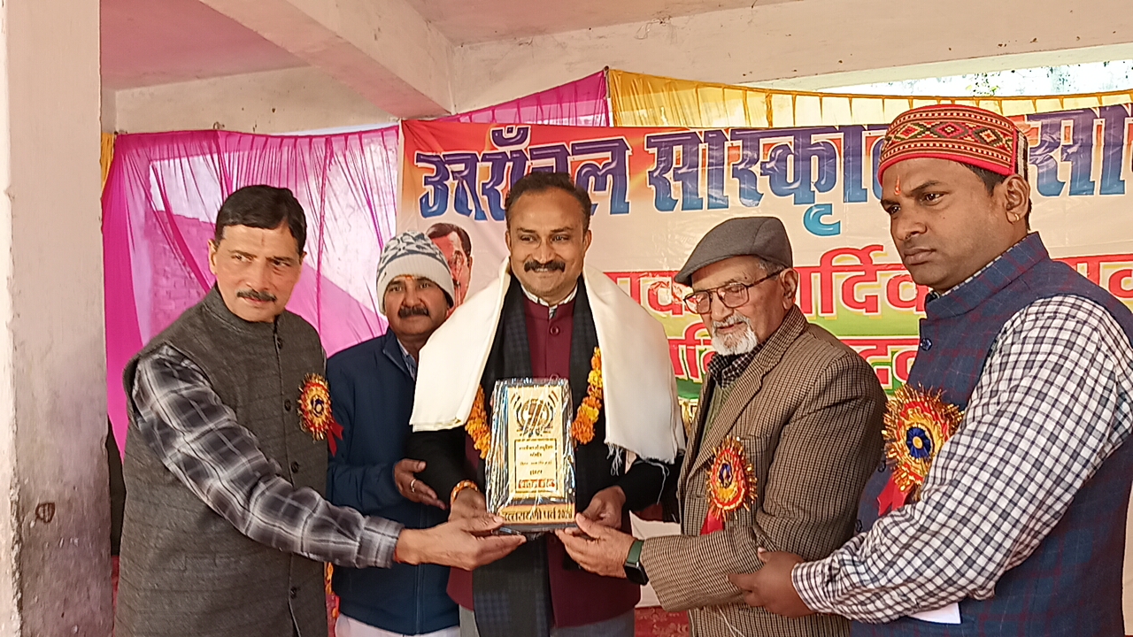 अस्पताल में मोतियाबिंद ऑपरेशन शिविर का आयोजनराजकीय चिकित्सालय एल० डी० भट्ट में नेत्र विभाग द्वारा आज मोतियाबिंद ऑपरेशन शिविर का आयोजन किया गया। शिविर का शुभारंभ दीप प्रज्वलन कर किया गया, जिससे कार्यक्रम का विधिवत आरंभ हुआ।इस अवसर पर मुख्य रूप से भाजपा नेता आशीष गुप्ता एवं अजय अग्रवाल उपस्थित रहे। कार्यक्रम में सी०एम०एस० डॉ० दीक्षित, नेत्र रोग विशेषज्ञ डॉ० गीतांजली तिवारी, वसुधैव कुटुंबकम के अध्यक्ष विकास जैन तथा प्रियांशु वंशल की गरिमामयी उपस्थिति रही।शिविर के दौरान मोतियाबिंद से पीड़ित मरीजों के ऑपरेशन नेत्र रोग विशेषज्ञ डॉ० गीतांजली तिवारी द्वारा सफलतापूर्वक किए गए। चिकित्सकीय टीम द्वारा मरीजों की पूर्व जांच के उपरांत ऑपरेशन किए गए, जिससे मरीजों को बेहतर एवं सुरक्षित उपचार उपलब्ध कराया जा सका।कार्यक्रम के दौरान वक्ताओं ने इस प्रकार के स्वास्थ्य शिविरों को आमजन के लिए अत्यंत लाभकारी बताते हुए भविष्य में भी ऐसे शिविर आयोजित किए जाने की आवश्यकता पर जोर दिया। शिविर का मुख्य उद्देश्य जरूरतमंद एवं आर्थिक रूप से कमजोर वर्ग के मरीजों को निःशुल्क एवं गुणवत्तापूर्ण नेत्र चिकित्सा सुविधा उपलब्ध कराना रहा।