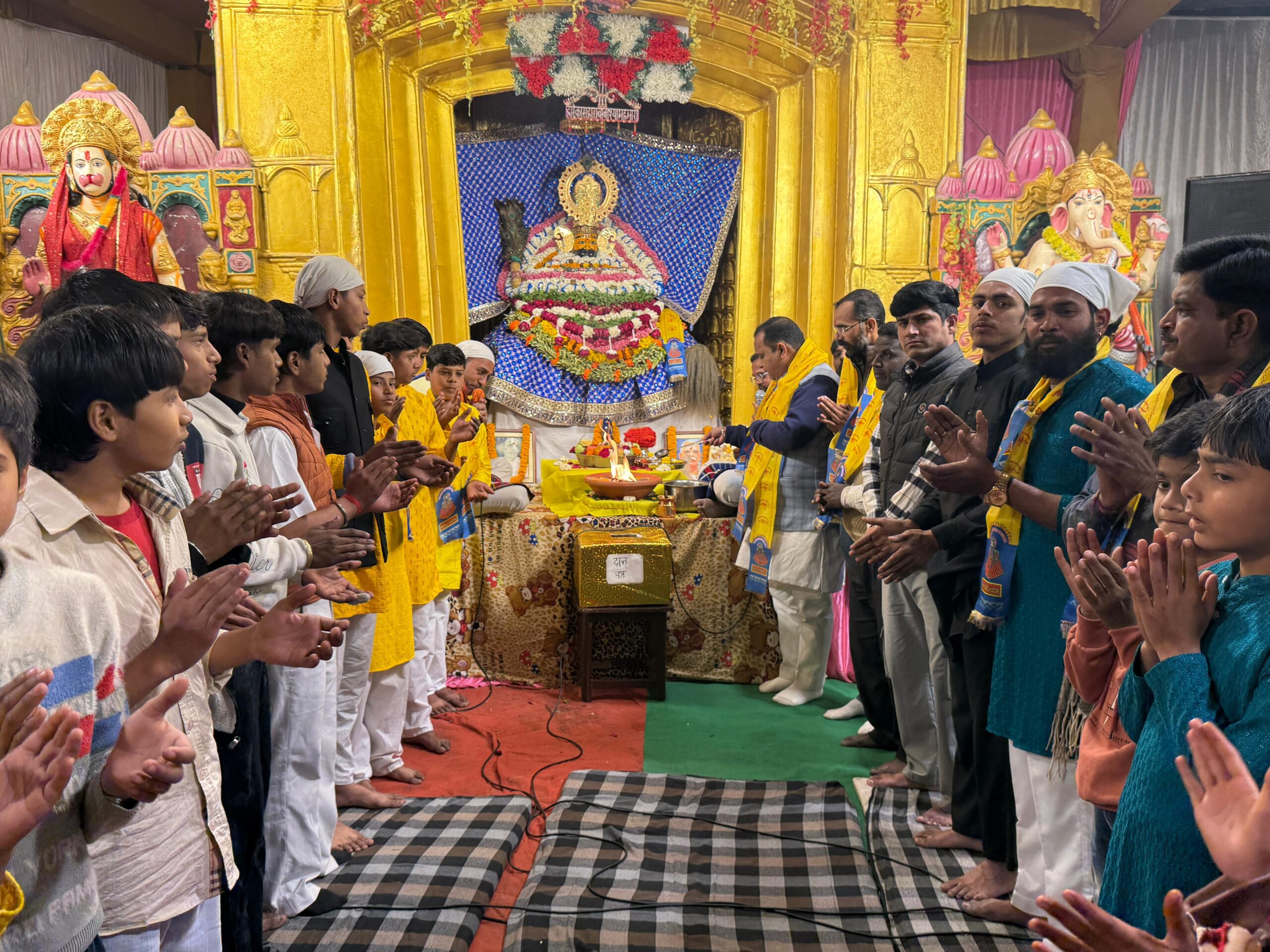 रुद्रपुर – श्री श्याम कमेटी रमपुरा वार्ड नंबर 23 के तत्वाधान में श्री खाटू श्याम बाबा जी का विशाल जागरण आयोजित किया गया। जिसका शुभारंभ भाजपा आर्थिक प्रकोष्ठ के प्रदेश सहसंयोजक और समाजसेवी भारत भूषण चुघ ने दीप प्रज्ज्वलित कर किया। उन्होंने कहा कि ऐसे धार्मिक आयोजनों से आपकी प्रेम और सौहार्द बढ़ता है और युवा पीढ़ी धर्म के प्रति जागरूक होती है उन्होंने कहा कि भारत देश हिंदू संस्कृति से बहुत ओतप्रोत है ।जहां देश की विभिन्न भाषाओं में अलग-अलग हिंदू धार्मिक आयोजन किए जाते हैं जिसमें सभी लोग बढ़-चढ़कर भाग लेते हैं। उन्होंने कहा कि आज देश के कोने-कोने से श्रद्धालु श्री खाटू श्याम बाबा के दर्शन को जाते हैं जिसकी मान्यता दिन प्रतिदिन बढ़ रही है।श्री खाटू श्याम बाबा के दर्शन के उपरांत व्यक्ति अपने आप को सौभाग्यशाली मानता है और उनकी मनोकामनाएं पूर्ण होती हैं। इस दौरान भजन गायको ने श्री खाटू श्याम बाबा के जागरण में भजन सुना कर माहौल भक्तिमय कर दिया जिसका तमाम श्रद्धालुओं ने भरपूर आनंद लिया और वह बाबा के भजनों पर झूमते हुए नजर आए। इस दौरान सूरज कोली, राजेंद्र कोली, राजा कोली ,जीतू कोली, अनिल कोली ,धर्म कोली, बादल कोली, सीनू कोली, रोहित कोली, दर्शन कोली, ओमपाल कोली समेत तमाम लोग मौजूद थे।