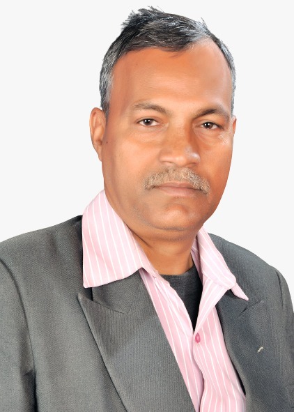 राष्ट्रीय ध्वज तिरंगे का रोचक इतिहासलाल बिहारी लालसदियों की गुलामी के बाद आजादी की पहली मांग सन् 1857 ईस्वी में पुरजोर तरीके से उठी उसी समय राष्ट्र के ध्वज बनाने की योजना बनी परंतु पहले स्वतंत्रता संघर्ष के परिणाम को देखकर झंडे की मांग बीच में ही अटक गई । वर्तमान स्वरूप में विद्यमान झंडा कई चरणों से होकर गुजरा है । प्रथम चित्रित ध्वज स्वामी विवेकानंद की शिष्या भगिनी निवेदिता द्वारा 1904 में बनाया गया था औऱ इसे 7 अगस्त 1906 के कोलकाता में कांग्रेस के अधिवेशन में फहराया गया था ।इस ध्वज को क्षैतिज तीन रंगो लाल, पीला एवं हरे रंग की क्षौतिज पट्टियां बनाया गया था ।ऊपर की ओर हरी पट्टी में आठ कमल थे जिनका रंग सफेद था , नीचे की लाल पट्टी में सूरज और चांद बनाए गए सफेद रंग से बनाये गए थे बीच की पीली पट्टी पर नीले रंग से वंदे मातरम लिखा गया था।द्वितीय ध्वज की बात करें तो सन 1907 ईस्वी में मैडम भीका जी कामा और कुछ अन्य निर्वाचित क्रांतिकारियों ने मिल कर पेरिस में पहली बार फहराया था। तृतीय चित्र ध्वज की बात करें तो 1917 ईस्वी में राजनीतिक संघर्ष के दौरान एनी बेसेंट और लोकमान्य तिलक ने घरेलू शासन आंदोलन के दौरान फहराया था। इस ध्वज में पांच लाल और चार हरे क्षैतिज पट्टियां एक के बाद एक और सप्तऋषि के अभिविन्यास में इस पर सात सितारे बने थे ।ऊपरी किनारे पर बायी और यूनियन जैक था । उपर दायी तरफ एक कोने में सफेद अर्द्धचंद्र और सितारा भी था । कांग्रेस के विजयवाड़ा अधिवेशन में एक युवक पिंगली वेंकैया ने एक चौथा झंडा बनाया था जिसमें दो रंगों का लाल और हरा रंग का था जो दो प्रमुख समुदाय अर्थात हिंदू और मुस्लिम का प्रतिनिधित्व करता था गांधी जी ने 1921 ईस्वी में सुझाव दिया कि भारत के शेष समुदाय का प्रतिनिधित्व करने के लिए इसे एक सफेद पट्टी मध्य में और सफेद पट्टी के बीच में प्रगति के लिए चलता हुआ चरखा होना चाहिए। वर्ष 1931 में झंडा के इतिहास में एक नया मोड़ आया तिरंगे ध्वज को राष्ट्रीय ध्वज के रूप में अपनाने का एक प्रस्ताव पारित किया गया। इसमें तीन रंग उपर केसरिया बलिदान का प्रतीक बीच में सफेद शांति का प्रतिक और अशोक स्तंभ से लिया चक्र इसे विधि चक्र भी कहते हैं जिसमें 24 तिल्लिया प्रगति के पथ पर आगे बढ़ते रहने की प्रेरणा देती है और सबसे नीचे हरा रंग हरियाली एवं खुशहाली का प्रतीक । तीनों पट्टियां समानुपात में आयताकार जिसकी लंबाई और चौड़ाई का अनुपात 3:2है। इसे राष्ट्रध्वज के रूप में मान्यता मिली 22 जुलाई 1947 ई. को संविधान सभा ने वर्तमान भारत के तिरंगा को भारतीय राष्ट्रीय ध्वज के रूप में अपनाया तथा आजादी के बाद भी इसका रंग और महत्व आज भी बना हुआ है ।इस ध्वज को आज 26 जनवरी 1950 को संवैधानिक मान्यता प्राप्त हुआ। ये था राष्ट्रीय ध्वज तिरंगे का रोचक इतिहास ।