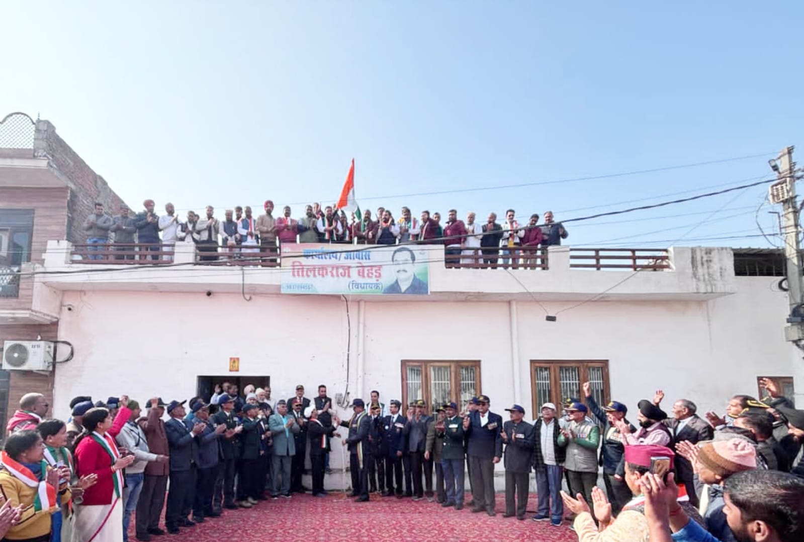 किच्छा विधायक तिलक राज बेहड ने अपने कार्यालय पर फहराया तिरंगा