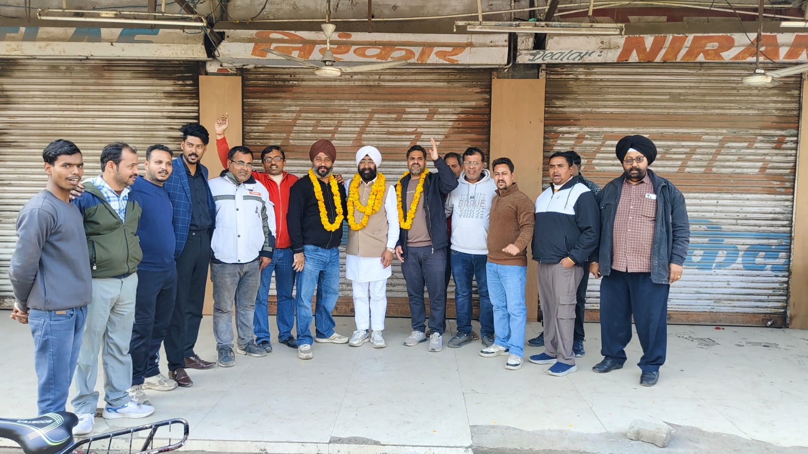 अवैध मंगलवार बाजार के खिलाफ व्यापारियों का हुंकार, देवभूमि व्यापार मंडल का शिष्टमंडल जिला अध्यक्ष से मिलाकिच्छा। देवभूमि व्यापार मंडल किच्छा के कार्यकारी अध्यक्ष जगरूप सिंह ‘गोल्डी’ के नेतृत्व में व्यापारियों का एक शिष्टमंडल सोमवार को रूद्रपुर पहुंचकर देवभूमि व्यापार मंडल के जिला अध्यक्ष गुरमीत सिंह से मिला। शिष्टमंडल ने मंगलवार को लगने वाले अवैध बाजार के खिलाफ कड़ा विरोध दर्ज कराते हुए एक स्वर में बाजार न लगने की मांग उठाई।व्यापारियों ने जिला अध्यक्ष को अवगत कराया कि अवैध रूप से लगने वाला यह बाजार स्थानीय व्यापारियों के हितों पर सीधा प्रहार है तथा इससे शासन-प्रशासन के नियमों की भी खुलेआम अनदेखी हो रही है। व्यापारियों की मांग को गंभीरता से लेते हुए जिला अध्यक्ष गुरमीत सिंह ने तत्काल उप जिलाधिकारी किच्छा से वार्ता कर मंगलवार को लगने वाले बाजार पर रोक लगाने की मांग की।इस मौके पर कार्यकारी अध्यक्ष जगरूप सिंह गोल्डी के साथ केशव लोहिया, राधेश्याम, परविंदर सिंह, नितिन अरोड़ा, संदीप मलिक, चंदन गुप्ता, ज्ञान प्रकाश गंगवार एवं विक्की झाबड़ा सहित अनेक व्यापारी उपस्थित रहे। सभी ने एकजुट होकर अवैध बाजार के खिलाफ संघर्ष जारी रखने का संकल्प लिया।