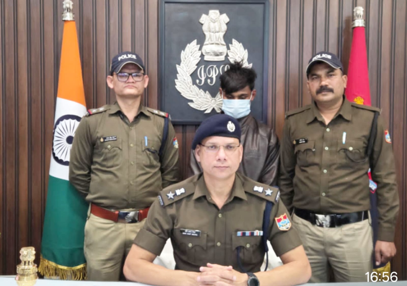 हनी-ट्रैप से रंगदारी तक: ऊधमसिंहनगर में संगठित गैंग का भंडाफोड़, दो युवतियाँ व एक युवक गिरफ्तारऊधमसिंहनगर पुलिस ने हनी-ट्रैप के ज़रिए युवकों को जाल में फँसाकर रंगदारी वसूलने वाले संगठित गिरोह का सनसनीखेज खुलासा करते हुए बड़ी सफलता हासिल की है। पुलिस ने इस गिरोह की दो महिला सदस्यों और एक युवक को गिरफ्तार कर उनके मंसूबों पर पानी फेर दिया है।पुलिस के अनुसार, गिरफ्तार युवती सोशल मीडिया के माध्यम से युवकों से दोस्ती कर उन्हें गदरपुर बुलाती थी। इसके बाद पूर्व नियोजित साजिश के तहत गिरोह के अन्य सदस्य मौके पर पहुँचकर पीड़ित के साथ मारपीट, धमकी और अश्लील वीडियो वायरल करने का भय दिखाकर मोटी रकम की रंगदारी वसूलते थे। एक मामले में पीड़ित से ₹40,000 तथा दूसरे में ₹95,000 ऑनलाइन ट्रांसफर कराए जाने की पुष्टि हुई है।वारदात के बाद आरोपी कार से फरार हो गए थे, जिसे पुलिस ने बरामद कर लिया है। गिरफ्तार अभियुक्तों की पहचान जौहर उर्फ महक, राबिया और रोहन के रूप में हुई है, जो रामपुर (उत्तर प्रदेश) के निवासी बताए जा रहे हैं।पूछताछ में चौंकाने वाला खुलासा हुआ है कि यह गिरोह 10 से 12 सदस्यों का संगठित नेटवर्क है, जो अलग-अलग शहरों में इसी तरीके से वारदातों को अंजाम देता था। मुख्य आरोपी जौहर उर्फ महक के खिलाफ पहले से कई आपराधिक मुकदमे दर्ज हैं और वह गैंगस्टर एक्ट के तहत जेल भी जा चुकी है।पुलिस ने फरार आरोपियों की तलाश तेज कर दी है और गिरोह से जुड़े अन्य मामलों की भी पड़ताल की जा रही है। पुलिस अधिकारियों का कहना है कि जल्द ही पूरे नेटवर्क का पर्दाफाश कर कठोर कार्रवाई की जाएगी।