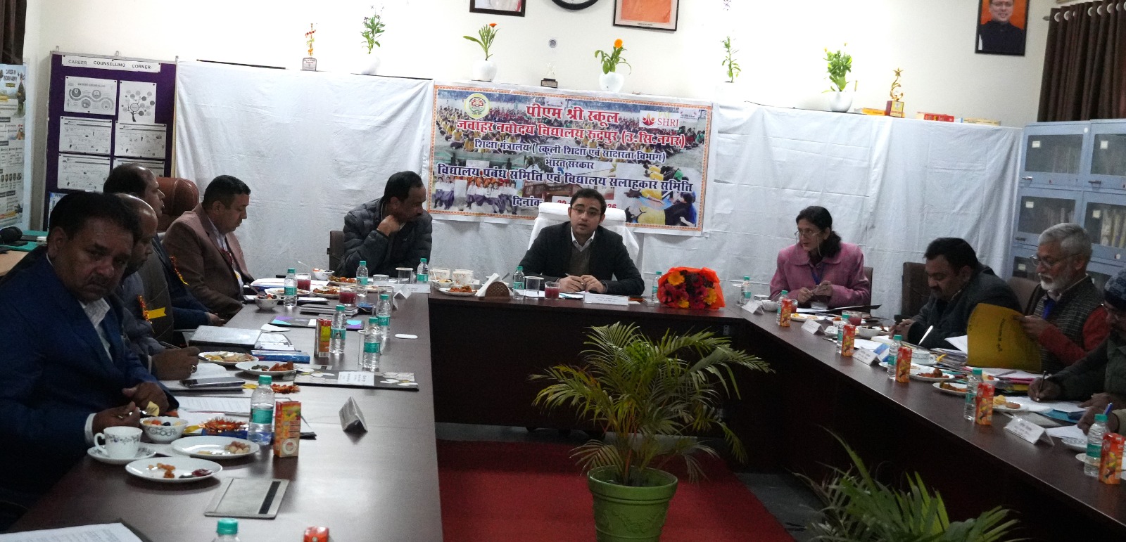 जवाहर नवोदय विद्यालय सभागार में मुख्य विकास अधिकारी देवेश शाशनी जी की अध्यक्षता में विद्यालय प्रबंधन समिति एवं विद्यालय सलाहकार समिति की बैठक का आयोजन हुई।बैठक के दौरान विद्यालय की शैक्षणिक, खेलकूद एवं सह-पाठ्यक्रम गतिविधियों से संबंधित उपलब्धियों पर विस्तार से प्रधानाचार्य ने अवगत कराया। विद्यार्थियों के बोर्ड परीक्षाओं एवं प्रतियोगी परीक्षाओं में बेहतर प्रदर्शन, अनुशासनात्मक वातावरण तथा नवाचार आधारित शिक्षण प्रयासों को समिति द्वारा सराहना की गयी। प्रधानाचार्य ने विद्यालय की भूमि का स्थाई हस्तान्तरण कराने का अनुरोध किया। जिसपर मुख्य विकास अधिकारी ने प्रशासन स्तर पर शीघ्र आवश्यक कार्रवाई कराने का आश्वासन दिया।मुख्य विकास अधिकारी ने विद्यालय परिसर एवं आसपास के क्षेत्रों में नियमित फॉगिंग कराने के निर्देश नगर आयुक्त को दिये। उन्होने विद्यालय गेट व वॉउंड्री वॉल के पास सीसी टीवी कैमरा लगाने के निर्देश दिये ताकि वॉउंड्री के पास कूड़ा डालने वालों को चिन्हित कर कार्यवाही की जा सकें। प्रधानाचार्य ने बताया कि उरेडा विभाग के माध्यम से भोजनालय व छात्रावास में गरम पानी हेतु सोलर गीजर की स्थापना करायी गयी थी जो काफी दिनो से खराब है। जिसपर मुख्य विकास अधिकारी ने परियोजना अधिकारी उरेडा को सोलर गीजर का परीक्षण कराकर ठीक कराने के निर्देश दिये। उन्होने मुख्य चिकित्साधिकारी को समय-समय पर विद्यालय में चिकित्सकों की टीम भेज कर छात्रों के स्वास्थ्य परीक्षण कराने व दवाई देने के भी निर्देश दिये। उन्होने जेईई/नीट जैसी प्रतियोगी परीक्षाओं की तैयारी के लिए विशेष शैक्षणिक सहयोग उपलब्ध कराने, विद्यालय हित में तीन आरओ वाटर प्यूरीफायर प्रदान कराने तथा गैस पाइपलाइन सुविधा हेतु प्रशासनिक सहयोग देने का आश्वासन दिया। उन्होंने बेहतर शैक्षणिक परिणाम सुनिश्चित करने के लिए हर स्तर पर सहयोग प्रदान करने की प्रतिबद्धता जताते हुए विद्यालय परिवार को और अधिक परिश्रम के साथ विद्यार्थियों के उज्ज्वल भविष्य निर्माण हेतु कार्य करने के निर्देश दिये।सांसद प्रतिनिधि अभिनव चौधरी ने विद्यालय को एक नई रोटी मेकिंग मशीन उपलब्ध कराने का आश्वासन दिया, जिससे भोजन व्यवस्था को और अधिक सुदृढ़ बनाया जा सकेगा। बैठक में उपस्थित अधिकारियों एवं शिक्षकों ने विद्यालय के सर्वांगीण विकास, स्वच्छ एवं सुरक्षित वातावरण निर्माण तथा गुणवत्तापूर्ण शिक्षा उपलब्ध कराने हेतु समन्वित प्रयासों पर बल दिया।बैठक में मुख्य शिक्षा अधिकारी केएस रावत, प्रधानाचार्य कंचन जोशी, एसीएमओ डॉ0 एसपी सिंह, परियोजना अधिकारी उरेडा संदीप सैनी, उप प्राचार्य पी.के. विद्यार्थी, रमेश चंद्र गौर, मोहन चंद्र सुयाल, कृष्ण पाल, अनुराग शर्मा, संजीव सिंह आदि उपस्थित थे।