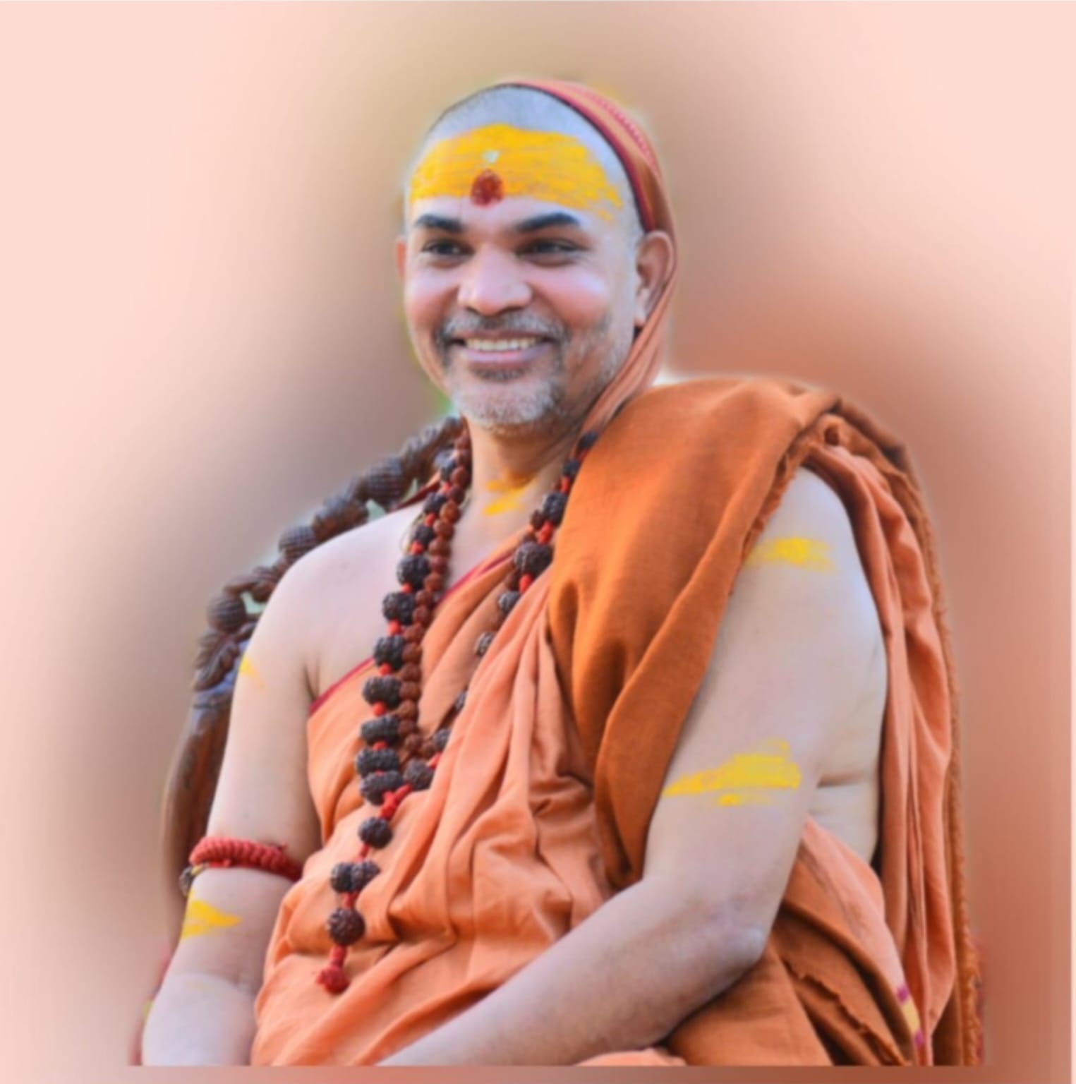 आस्था आहत होने पर त्याग का संदेश: बिना संगम स्नान लौटे शंकराचार्य अविमुक्तेश्वरानंदप्रयागराज।सनातन धर्म की आस्था और परंपराओं के प्रतीक शंकराचार्य स्वामी अविमुक्तेश्वरानंद ने प्रयागराज माघ मेला बिना संगम स्नान किए छोड़ दिया। बुधवार को काशी प्रस्थान से पहले आयोजित प्रेस वार्ता में उन्होंने कहा कि “मन इतना व्यथित है कि पवित्र संगम का जल भी शांति नहीं दे सकता।” उनका यह निर्णय केवल व्यक्तिगत पीड़ा नहीं, बल्कि सनातन प्रतीकों के कथित अपमान के विरुद्ध एक आध्यात्मिक विरोध के रूप में देखा जा रहा है।शंकराचार्य ने कहा कि प्रयागराज सदैव आस्था, शांति और धर्म का केंद्र रहा है। वे श्रद्धा और विश्वास के साथ माघ मेले में आए थे, लेकिन जिस घटना ने उन्हें व्यथित किया, उसकी उन्होंने कभी कल्पना नहीं की थी। उन्होंने स्पष्ट शब्दों में कहा कि “जिन्होंने सनातनी प्रतीकों का अपमान किया है, उन्हें उनकी औकात दिखानी होगी।”उन्होंने बताया कि माघ मेला प्रशासन की ओर से उन्हें पूरे सम्मान के साथ पालकी द्वारा संगम ले जाकर स्नान कराने, पुष्पवर्षा करने का प्रस्ताव मिला था, लेकिन उन्होंने उसे अस्वीकार कर दिया। उनका कहना था कि जब हृदय में दुख और क्षोभ हो, तब बाहरी सम्मान और पवित्र जल भी आत्मिक शांति नहीं दे सकते।धार्मिक जगत में इस घटनाक्रम को गहरी चिंता के साथ देखा जा रहा है। संतों और श्रद्धालुओं का मानना है कि शंकराचार्य का यह कदम सत्ता, व्यवस्था और समाज—तीनों के लिए आत्ममंथन का विषय है। यह संदेश देता है कि धर्म केवल अनुष्ठान नहीं, बल्कि सम्मान और मर्यादा की अपेक्षा भी करता है।मामले ने अब कानूनी रूप भी ले लिया है। अधिवक्ता गौरव द्विवेदी ने इलाहाबाद हाईकोर्ट के मुख्य न्यायाधीश को पत्र लिखकर पूरे प्रकरण की सीबीआई जांच की मांग की है। वहीं, माघ मेला 15 फरवरी तक चलेगा, जिसमें अभी माघी पूर्णिमा (1 फरवरी) और महाशिवरात्रि (15 फरवरी) के दो प्रमुख स्नान शेष हैं, लेकिन विवाद के चलते शंकराचार्य ने 18 दिन पूर्व ही मेले से विदाई ले ली।धार्मिक दृष्टि से यह घटनाक्रम एक स्पष्ट संकेत है कि जब आस्था आहत होती है, तो संत का मौन त्याग भी सबसे बड़ा प्रतिरोध बन जाता है।