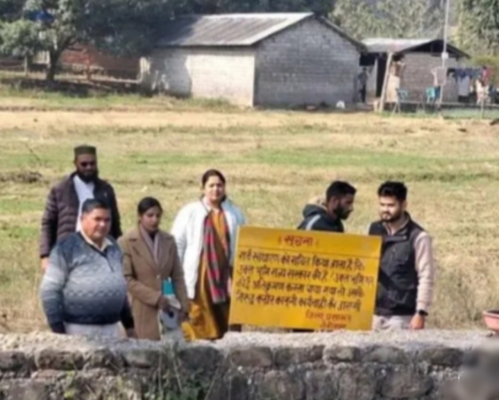 हल्द्वानी | यहां राजस्व प्रवर्तन टीम ने तीन बीघा जमीन पर किया कब्जाजिलाधिकारी नैनीताल महोदय के निर्देशों के अनुपालन में आज दिनांक 31 जनवरी 2026 को उपजिलाधिकारी हल्द्वानी के नेतृत्व में राजस्व प्रवर्तन टीम हल्द्वानी द्वारा तहसील क्षेत्र में व्यापक कार्रवाई की गई कार्रवाई के दौरान विभिन्न जन समस्याओं से संबंधित कुल 26 राजस्व प्रकरणो का परीक्षण कर सभी प्रकरणों का निस्तारण किया गया इनमें मार्ग वह सार्वजनिक स्थल पर अवैध अतिक्रमण सिंचाई गूल पर अतिक्रमण पाइपलाइन भूमि विवाद तथा खाता खतौनी दुरुस्तीकरण से जुड़े मामले शामिल थे इसी क्रम में ग्राम चौशांला क्षेत्र में लगभग तीन बीघा राजकीय भूमि से अवैध अतिक्रमण हटाया गया तथा भविष्य में अतिक्रमण की पुनरावृत्ति रोकने हेतु सूचना बोर्ड स्थापित किया गया उपजिलाधिकारी हल्द्वानी ने बताया कि अवैध अतिक्रमण के विरुद्ध सख्त कार्रवाई एवं जनता की समस्याओं का समाधान हेतु राजस्व प्रवर्तन अभियान आगे भी निरंतर जारी रहेगा|