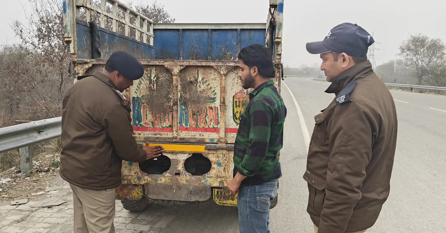हल्द्वानी । सड़क सुरक्षा वहां के अंतर्गत यातायात जागरूकता अभियानसड़क परिवहन एवं राजमार्ग मंत्रालय भारत सरकार के निर्देश अनुसार यातायात दुर्घटनाओं में प्रभावी रोकथाम लगाने हेतु प्रदेश में 16 जनवरी से सड़क सुरक्षा माह का आयोजन किया जा रहा है एसपी नैनीताल डॉक्टर मंजूनाथ टच द्वारा सभी अधीनस्थो को अपने-अपने क्षेत्र में यातायात नियमों के प्रति जागरूकता अभियान चलाएं जाने हेतु सत्य निर्देश दिए गए हैं उक्त अभियान को सार्थक ता प्रधान करने के उद्देश्य से डॉक्टर जगदीश चंद्र एसपी यातायात के पर्यवेक्षण में श्री महेश चंद्र, प्रभारी निरीक्षक यातायात हल्द्वानी के नेतृत्व में यातायात पुलिस टीम द्वारा वर्तमान में शीतलहर के चलते पूरे में वाहनों को विजिबिलिटी बढ़ाने के उद्देश्य से वाहनों में रिफ्लेक्टर टेप लगाए गए। यातायात पुलिस द्वारा सभी वाहन चालकों को यातायात नियमों के संबंध में जानकारी देकर वाहनों को कोर में सावधानी पूर्वक चलाने तथा यातायात नियमों का पालन करने की अपील की गईरिपोर्टर ।