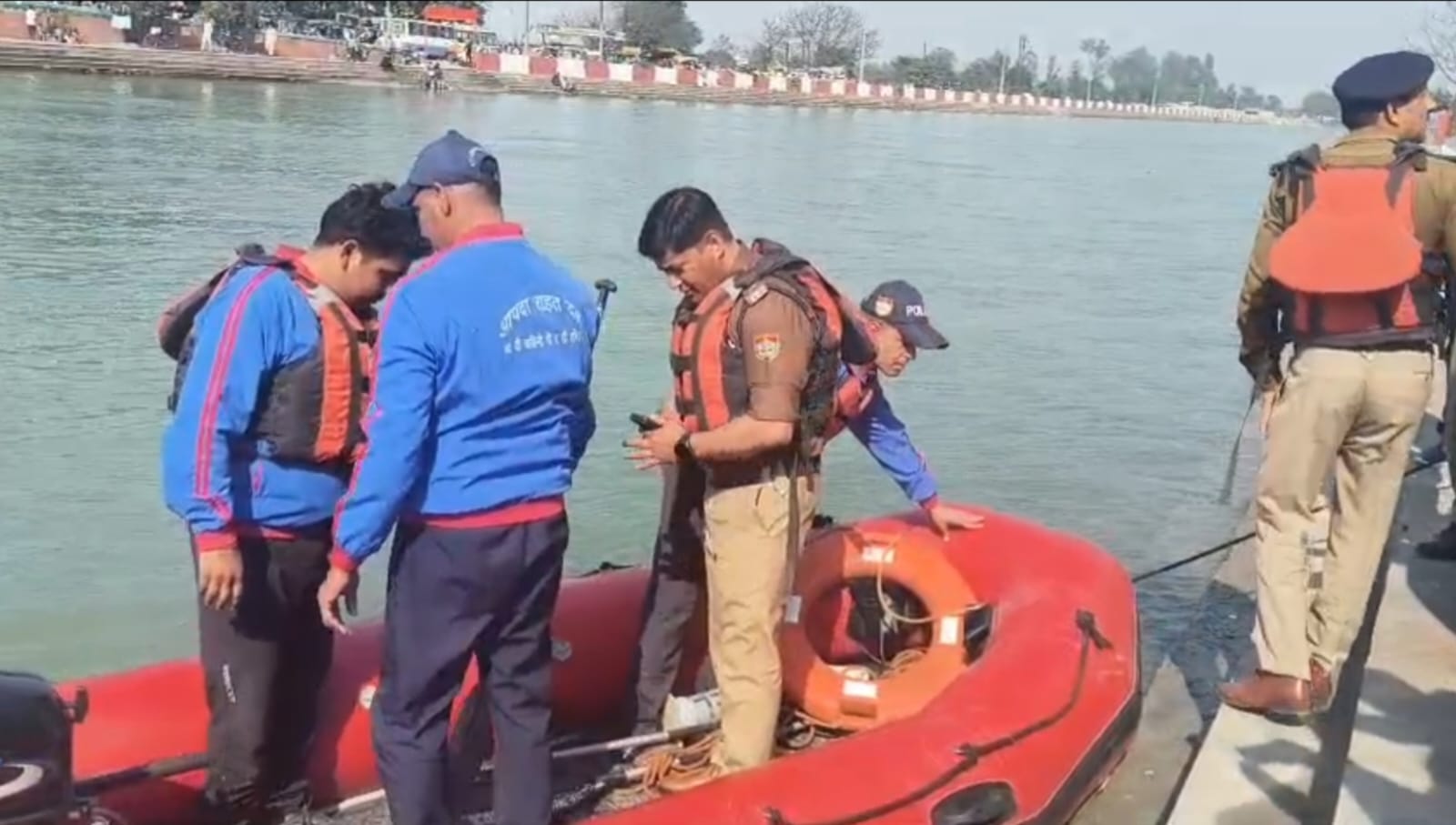 गंगनहर में डूबे IIT छात्र की तलाश तेज, एसएसपी हरिद्वार ने संभाली रेस्क्यू ऑपरेशन की कमानरुड़की की गंगनहर में डूबे आईआईटी रुड़की के छात्र की तलाश को लेकर प्रशासन पूरी तरह अलर्ट मोड में है। मामले की गंभीरता को देखते हुए हरिद्वार पुलिस के वरिष्ठ पुलिस अधीक्षक स्वयं ग्राउंड ज़ीरो पर डटे हुए हैं और रेस्क्यू ऑपरेशन की निगरानी कर रहे हैं।प्राप्त जानकारी के अनुसार, बीते रोज रविदास घाट के पास गंगनहर में एक छात्र के डूबने की सूचना से क्षेत्र में हड़कंप मच गया। सूचना मिलते ही पुलिस टीम मौके पर पहुंची और उच्चाधिकारियों को अवगत कराया गया। डूबने वाला छात्र आईआईटी रुड़की में एमबीए द्वितीय वर्ष का विद्यार्थी आशीष शुक्ला बताया जा रहा है, जो अपने दोस्तों के साथ गंगनहर किनारे घूमने गया था। इसी दौरान पैर फिसलने से वह नहर में गिर गया और तेज बहाव के कारण लापता हो गया।घटना की सूचना मिलते ही एसएसपी हरिद्वार मौके पर पहुंचे और स्थिति का जायजा लिया। उन्होंने उपस्थित अधिकारियों से विस्तृत जानकारी लेते हुए रेस्क्यू अभियान को और तेज करने के निर्देश दिए। इसके बाद तत्काल प्रभाव से एसडीआरएफ, एनडीआरएफ, जल पुलिस तथा रुड़की आर्मी की संयुक्त टीमों को सर्च ऑपरेशन में लगाया गया।गंगनहर के बहाव क्षेत्र में अत्यंत सतर्कता के साथ लगातार तलाशी अभियान चलाया जा रहा है। एसएसपी ने स्पष्ट निर्देश दिए हैं कि सर्च ऑपरेशन में किसी भी प्रकार की लापरवाही न बरती जाए, आधुनिक उपकरणों और प्रशिक्षित गोताखोरों की सहायता ली जाए तथा परिजनों को समय-समय पर हर अपडेट उपलब्ध कराया जाए।फिलहाल छात्र की तलाश जारी है और प्रशासन पूरी मुस्तैदी के साथ रेस्क्यू मिशन को अंजाम देने में जुटा हुआ है।