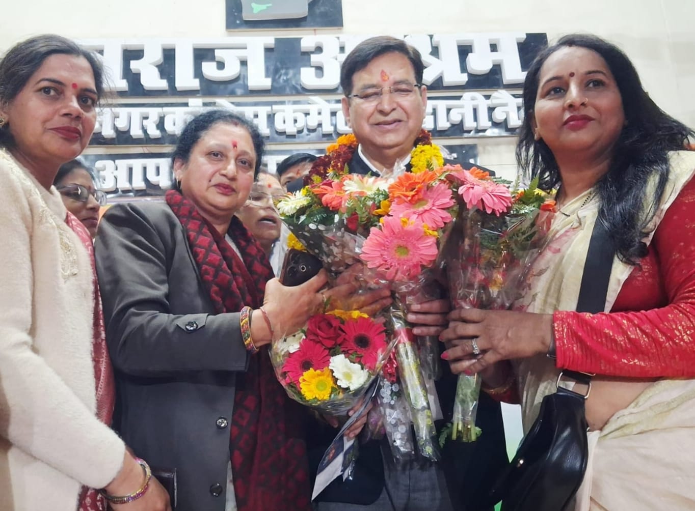 राजभवन घेराव की तैयारी तेज, हल्द्वानी में कांग्रेस कार्यकर्ताओं की अहम बैठकदेहरादून में 16 फरवरी को प्रस्तावित राजभवन घेराव की तैयारियों को लेकर हल्द्वानी स्थित स्वराज आश्रम में कांग्रेस की चुनाव संचालन समिति की महत्वपूर्ण बैठक आयोजित की गई। बैठक की अध्यक्षता चुनाव संचालन समिति के अध्यक्ष एवं पूर्व प्रदेश कांग्रेस अध्यक्ष प्रीतम सिंह ने की, जबकि प्रदेश कांग्रेस विधायक दल (सीएलपी) के नेता यशपाल आर्य की अगुवाई में संगठनात्मक रणनीति पर विस्तृत चर्चा हुई।बैठक में 16 फरवरी को देहरादून में होने वाले राजभवन घेराव को सफल बनाने के लिए कार्यकर्ताओं की भागीदारी, जिम्मेदारियों और जनसंपर्क कार्यक्रमों की रूपरेखा तय की गई। इस अवसर पर रुद्रपुर से पूर्व पालिका अध्यक्ष एवं वर्ष 2022 में कांग्रेस की ओर से विधानसभा चुनाव लड़ चुकीं मीना शर्मा भी उपस्थित रहीं।श्रीमती शर्मा ने महानगर कांग्रेस अध्यक्ष ममता रानी, उमा सरकार सहित अन्य नेताओं के साथ वरिष्ठ नेता प्रीतम सिंह, सीएलपी नेता यशपाल आर्य तथा डिप्टी सीएलपी नेता भुवन कापड़ी का फूलों के गुलदस्ते भेंट कर भव्य स्वागत किया। बैठक में संगठन को मजबूत करने और आंदोलन को प्रभावी बनाने का संकल्प दोहराया गया।