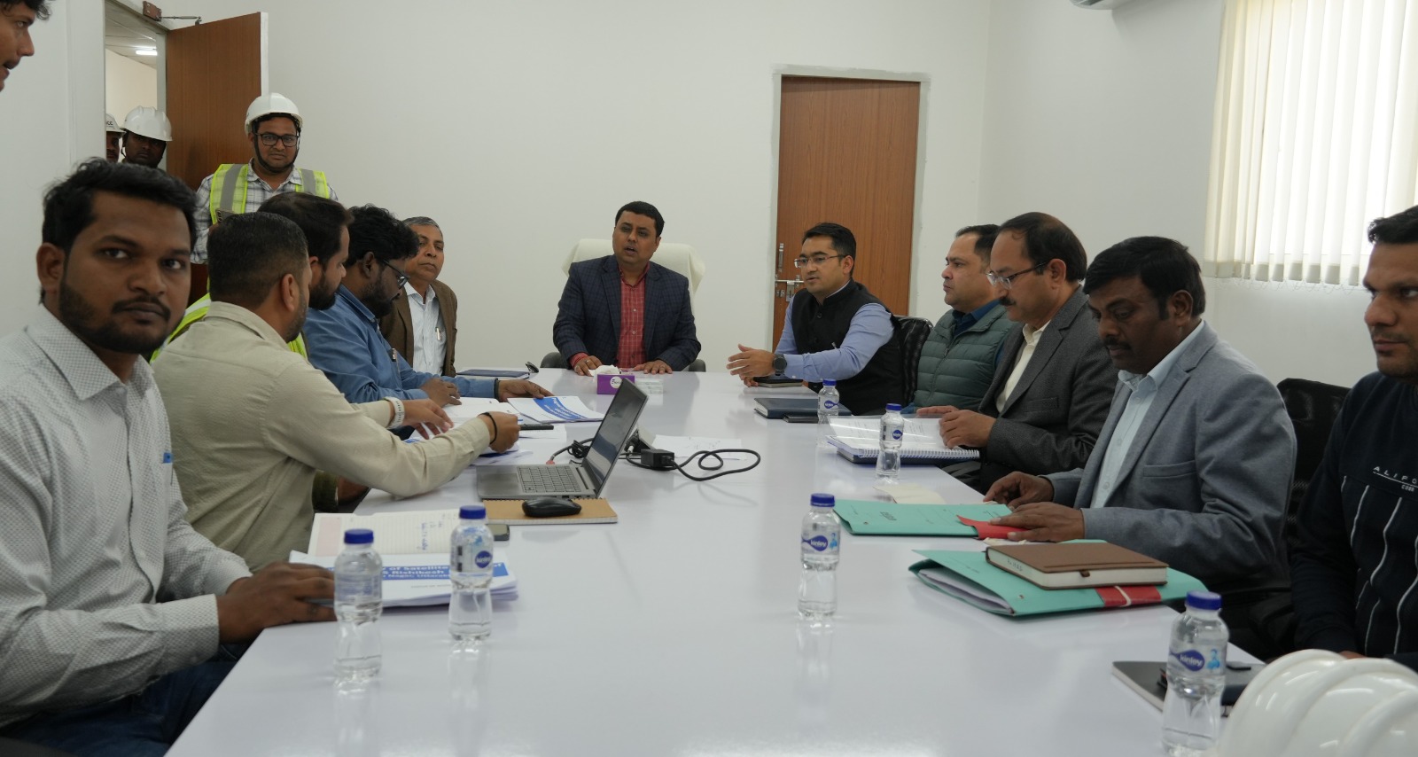 जिलाधिकारी नितिन सिंह भदौरिया ने निर्माणाधीन एम्स किच्छा का निरीक्षण किया। निरीक्षण के दौरान उन्होने निर्माण कार्यो की धीमी गति पर गहरी नाराजगी व्यक्त करते हुए श्रमिकों की संख्या व उपकरण बढ़ाते हुए कार्यो में गति लाकर आगामी माह मई तक चिकित्सालय कार्य पूर्ण करने के निर्देश महाप्रबंधक नागार्जुन कन्सट्रेशन कम्पनी (एनसीसी) शंकर बालू को दिये। उन्होने कहा प्राथमिकता से चिकित्सालय के प्रशासनिक भवन व ओपीडी भवनों को कार्ययोजना बनाते हुए प्राथमिकता से पूर्ण करने के निर्देश दिये ताकि शीघ्रता से ओपीडी प्रारम्भ की जा सकें साथ ही उन्होने केन्द्रीय लोक निर्माण विभाग के अभियंता को मेडिकल उपकरणों व फर्नीचर खरीद हेतु फर्मो को आर्डर करने के निर्देश भी दिये।जिलाधिकारी ने चिकित्सालय निर्माण कार्यो के साथ ही इलैक्ट्रीकल व मैकेनिकल कार्यो का निरीक्षण किया। निरीक्षण के दौरान उन्होने मुख्य चिकित्साधिकारी, उप जिलाधिकारी को प्रत्येक पाक्षिक कार्य प्रगति की मॉनिटरिंग करते हुए कार्य प्रगति रिपोर्ट देने के निर्देश मौके पर दिये।इसके उपरांत जिलाधिकारी ने निर्माणाधीन मेडिकल व नर्सिग स्टाफ आवासों का भी निरीक्षण किया। उन्होने कार्यो की गुणवत्ता व सयबद्धता पर विशेष ध्यान देने के निर्देश कार्यदायी संस्थाओं के अभियंताओ को दियें। निरीक्षण के दौरान महाप्रबंधक एनसीसी ने बताया कि चिकित्सालय भवन के दो फ्लोरो का कार्य आगामी माह मई तक पूर्ण कर लिए जायेगें तथा शेष कार्य माह जुलाई तक पूर्ण कर लिए जायेगें। उन्होने बताया कि मेडिकल व नर्सिंग स्टाफ के आवासीय भवनों का कार्य 80 से 85 प्रतिशत कार्य पूर्ण कर लिया गया है, शेष कार्य भी शीघ्र पूर्ण कर लिया जायेगा। उन्होने बताया कि एम्स चिकित्सालय के पेंटिंग हेतु कलर की स्वीकृति मिल गयी है। निर्माण कार्य पूर्ण होते ही पेंटिग का कार्य भी प्रारम्भ कर दिया जायेगा। केन्द्रीय लोनिवि के अभियंता ने बताया कि मेडिकल उपकरणों का आर्डर फर्मो को दे दिया गया है तथा फर्नीचर के सैम्पल ले लिए गये है, सैम्पल स्वीकृत होते ही फर्नीचर का आर्डर भी शीघ्र दिया जायेगा।जिलाधिकारी ने एसटीपी कार्यो में भी गति लाकर शीघ्र पूर्ण करने के निर्देश दिये साथ ही ड्रेनेज कार्य भी अधिशासी अभियंता सिंचाई से मिलकर कराने के निर्देश दिये।निरीक्षण के दौरान मुख्य चिकित्साधिकारी डॉ0 केके अग्रवाल, उप जिलाधिकारी गौरव पाण्डेय, अधिशासी अभियंता सिंचाई बीएस डांगी, एजीएम एनसीसी अजौय, प्रबंधक हरिशंकर, अरूण सिंह, सहायक अभियंता सीपीडब्लूडी राकेश पटेल, तहसीलदार गिरीश त्रिपाठी आदि मौजूद थे।