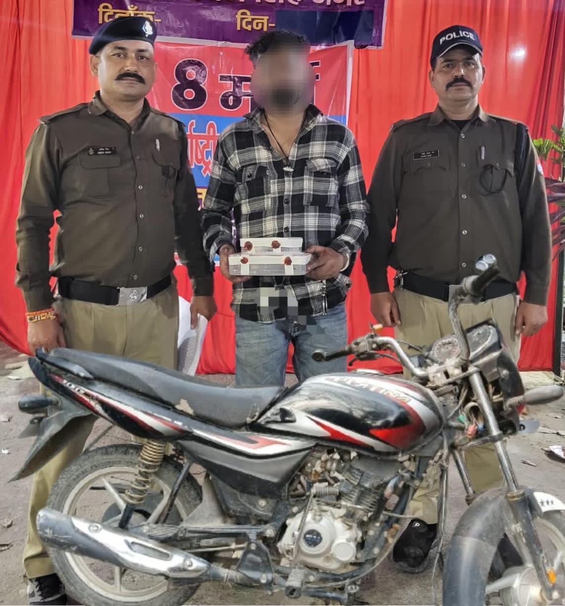 डेढ़ लाख की स्मैक के साथ शातिर नशा तस्कर गिरफ्तार, किच्छा पुलिस की कार्रवाईकिच्छा। ऊधमसिंहनगर पुलिस द्वारा नशे के खिलाफ चलाए जा रहे अभियान के तहत किच्छा कोतवाली पुलिस ने बड़ी कार्रवाई करते हुए एक शातिर नशा तस्कर को गिरफ्तार किया है। आरोपी के कब्जे से करीब डेढ़ लाख रुपये कीमत की स्मैक बरामद हुई है।वरिष्ठ पुलिस अधीक्षक अजय गणपति के निर्देश पर जनपद में अवैध नशे की तस्करी और बिक्री पर अंकुश लगाने के लिए लगातार अभियान चलाया जा रहा है। इसी क्रम में पुलिस अधीक्षक नगर और क्षेत्राधिकारी सितारगंज के निर्देशन में प्रभारी निरीक्षक कोतवाली किच्छा द्वारा गठित पुलिस टीम ने सोमवार को चेकिंग के दौरान ग्राम मिलख को जाने वाले मार्ग पर स्थित मजार के पास एक संदिग्ध मोटरसाइकिल सवार को रोककर तलाशी ली।तलाशी के दौरान आरोपी के पास से मोटरसाइकिल संख्या UK 06 BD 2599 से परिवहन करते हुए एक प्लास्टिक की पन्नी में 15.20 ग्राम अवैध स्मैक, 1700 रुपये नकद और एक ओप्पो कंपनी का मोबाइल फोन बरामद किया गया। बरामद स्मैक की अंतरराष्ट्रीय बाजार में कीमत लगभग डेढ़ लाख रुपये आंकी गई है।पुलिस ने आरोपी शावेज खान उर्फ समीर (27 वर्ष) पुत्र असलम खान निवासी ग्राम दरऊ, थाना किच्छा को गिरफ्तार कर लिया। आरोपी के खिलाफ कोतवाली किच्छा में एफआईआर संख्या 79/2026 के तहत धारा 8/21/60/29 एनडीपीएस एक्ट में मुकदमा दर्ज कर आवश्यक वैधानिक कार्रवाई करते हुए उसे न्यायालय में पेश किया जा रहा है।पुलिस के अनुसार गिरफ्तार आरोपी का पूर्व में भी मादक पदार्थ तस्करी से जुड़ा आपराधिक इतिहास रहा है और उसके खिलाफ विभिन्न थानों में एनडीपीएस एक्ट के तहत कई मुकदमे दर्ज हैं।