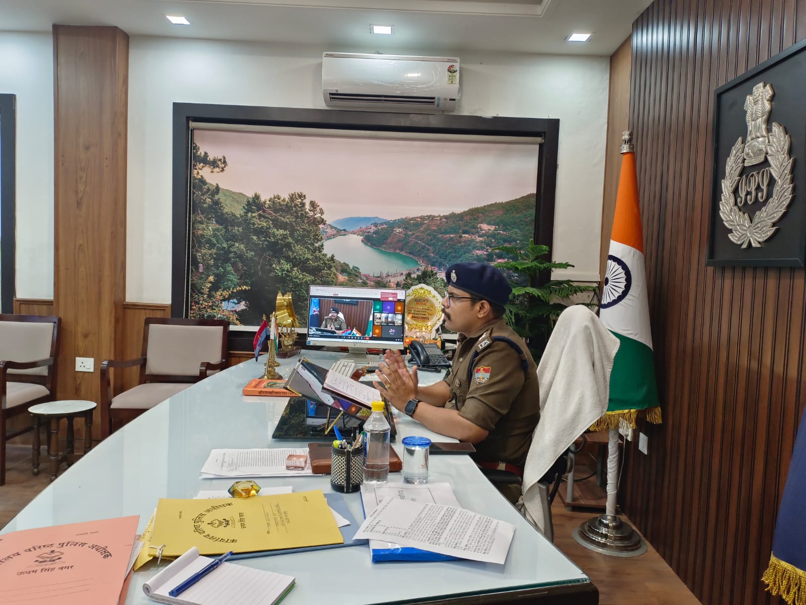 जिले में घरेलू गैस (LPG) की कालाबाजारी रोकने हेतु एसएसपी अजय गणपति ने वीडियो कॉन्फ्रेंस के माध्यम से सभी थाना प्रभारियों के साथ की गोष्ठी।