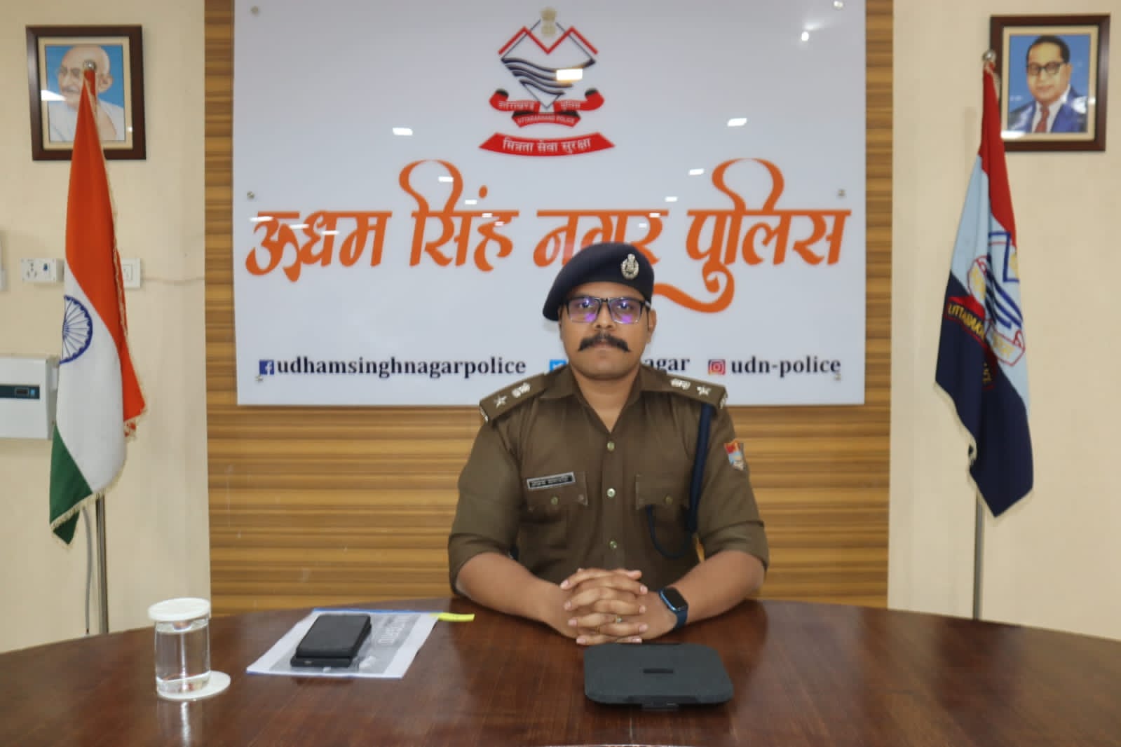 नवरात्रि व ईद-उल-फितर पर ऊधमसिंहनगर में कड़ी सुरक्षा, शांति भंग करने वालों पर सख्त कार्रवाई: एसएसपी अजय गणपतिरुद्रपुर। चैत्र नवरात्रि एवं ईद-उल-फितर के मद्देनज़र जनपद ऊधमसिंहनगर में कानून-व्यवस्था को लेकर पुलिस प्रशासन पूरी तरह सतर्क हो गया है। वरिष्ठ पुलिस अधीक्षक अजय गणपति ने स्पष्ट निर्देश दिए हैं कि त्योहारों के दौरान शांति एवं सांप्रदायिक सौहार्द बनाए रखना सर्वोच्च प्राथमिकता है और किसी भी स्तर पर लापरवाही बर्दाश्त नहीं की जाएगी।एसएसपी के निर्देशानुसार पूरे जनपद में भारी पुलिस बल की तैनाती की गई है। संवेदनशील, अति-संवेदनशील तथा मिश्रित आबादी वाले क्षेत्रों को चिन्हित कर वहां अतिरिक्त पुलिस बल लगाया गया है। प्रमुख चौराहों, बाजारों और भीड़भाड़ वाले स्थानों पर पुलिस की लगातार निगरानी बनी हुई है। साथ ही दिन-रात गश्त बढ़ा दी गई है, जिससे किसी भी अवांछनीय घटना को समय रहते रोका जा सके।नवरात्रि पर्व को लेकर प्रमुख मंदिरों में विशेष सुरक्षा इंतजाम किए गए हैं। मंदिर परिसरों में बैरिकेडिंग, प्रवेश-निकास की समुचित व्यवस्था तथा कतारबद्ध दर्शन प्रणाली लागू की गई है। महिला श्रद्धालुओं की सुरक्षा को ध्यान में रखते हुए महिला पुलिस कर्मियों की तैनाती भी सुनिश्चित की गई है।वहीं ईद-उल-फितर के अवसर पर सभी प्रमुख मस्जिदों एवं नमाज स्थलों पर पर्याप्त पुलिस बल लगाया गया है। नमाज के दौरान भीड़ नियंत्रण और सुरक्षा व्यवस्था को लेकर विशेष दिशा-निर्देश जारी किए गए हैं। नमाज स्थलों के आसपास यातायात व्यवस्था को सुचारू बनाए रखने के लिए भी विशेष प्रबंध किए गए हैं।