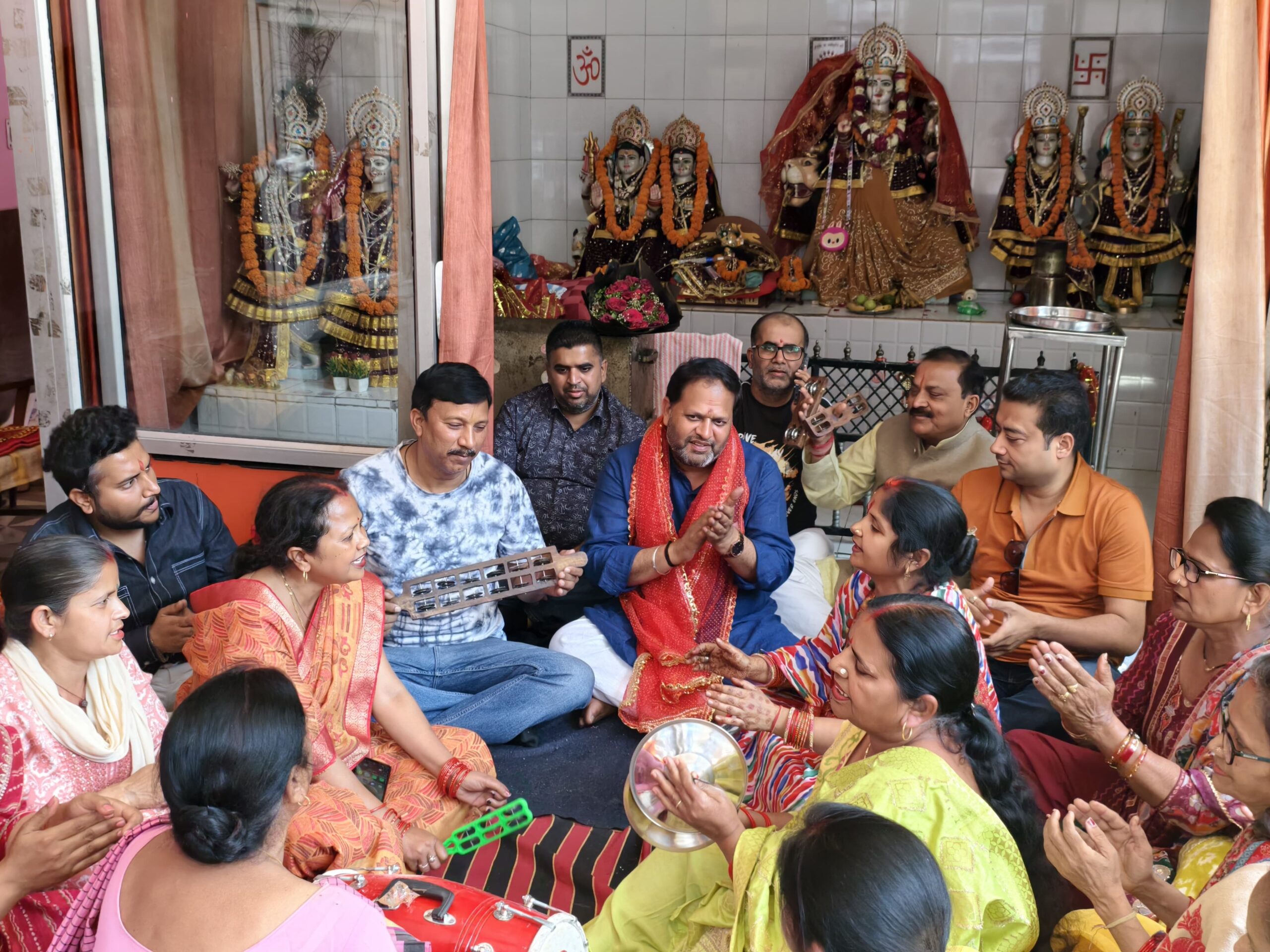 महापौर विकास शर्मा ने मंदिरों में संकीर्तन सामग्री वितरित कर निभाया एक और वायदा